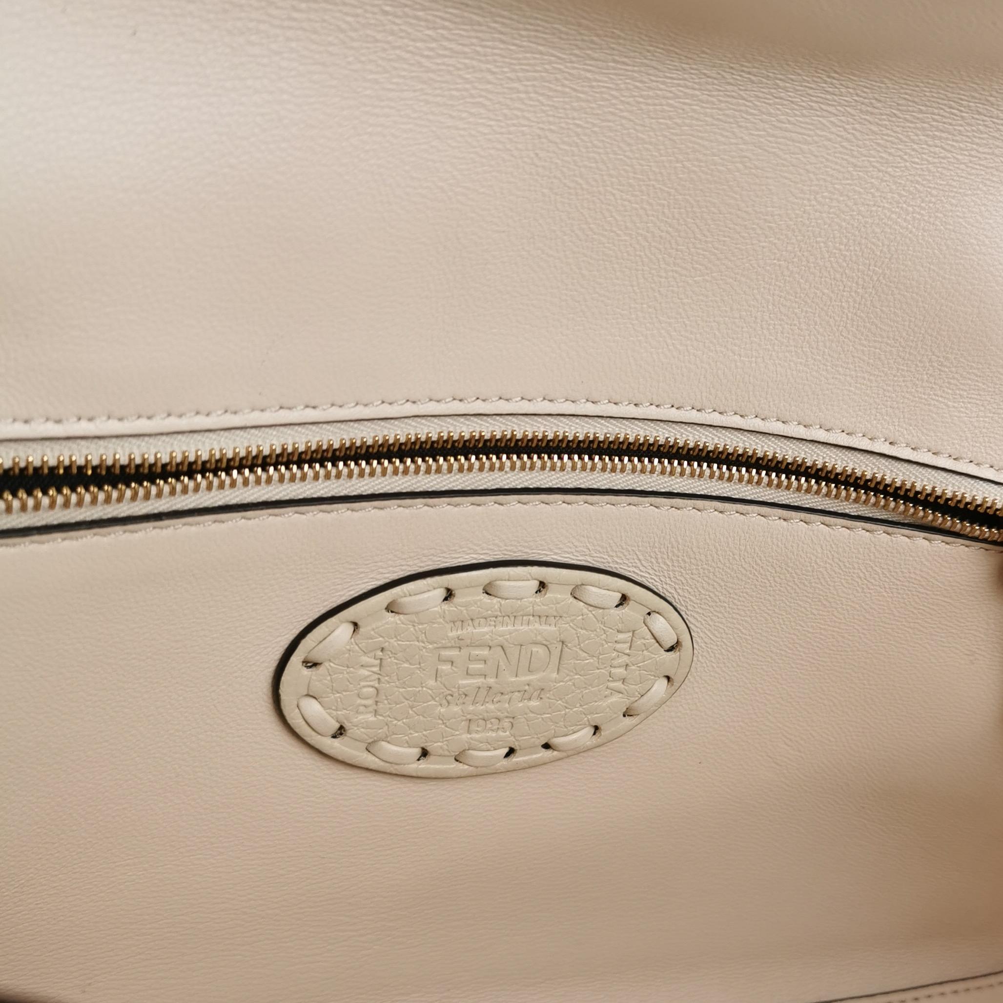 Fendi Baguette Selleria Medium Bianco Crema in pelle di vitello Borsa a tracolla Medium in vendita 4