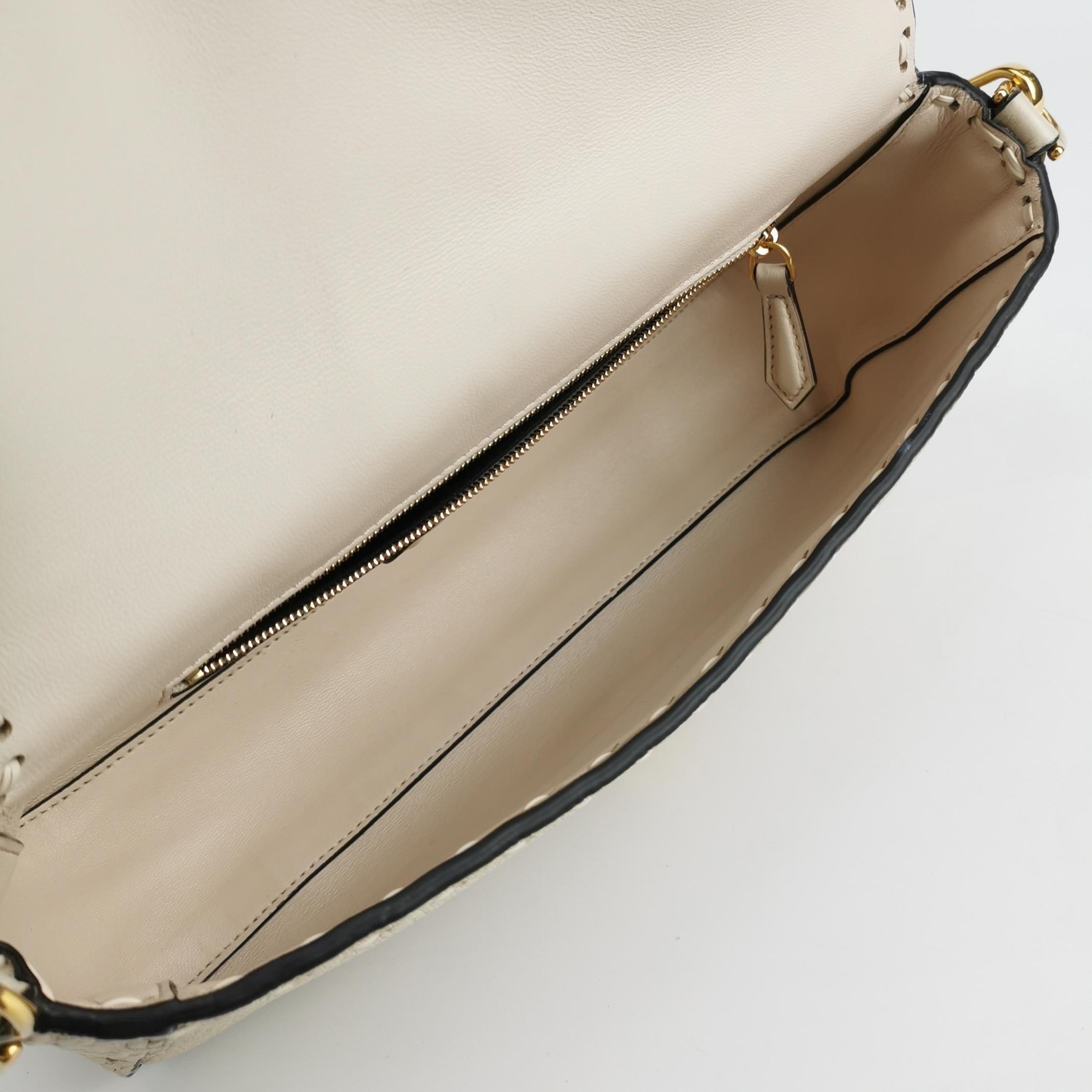 Fendi Baguette Selleria Medium Bianco Crema in pelle di vitello Borsa a tracolla Medium in vendita 5