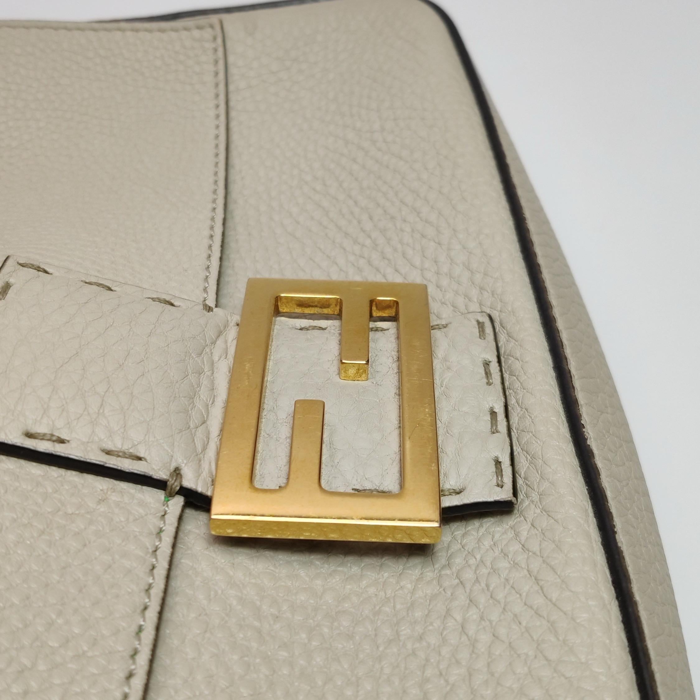 Fendi Baguette Selleria  Croix intérieure verte et blanche de taille moyenne en cuir de veau gris en vente 5