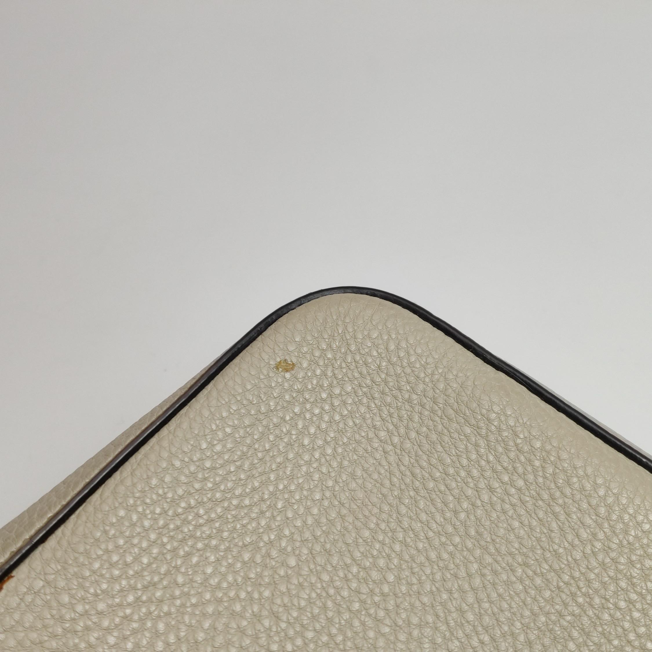 Fendi Baguette Selleria  Croix intérieure verte et blanche de taille moyenne en cuir de veau gris en vente 6
