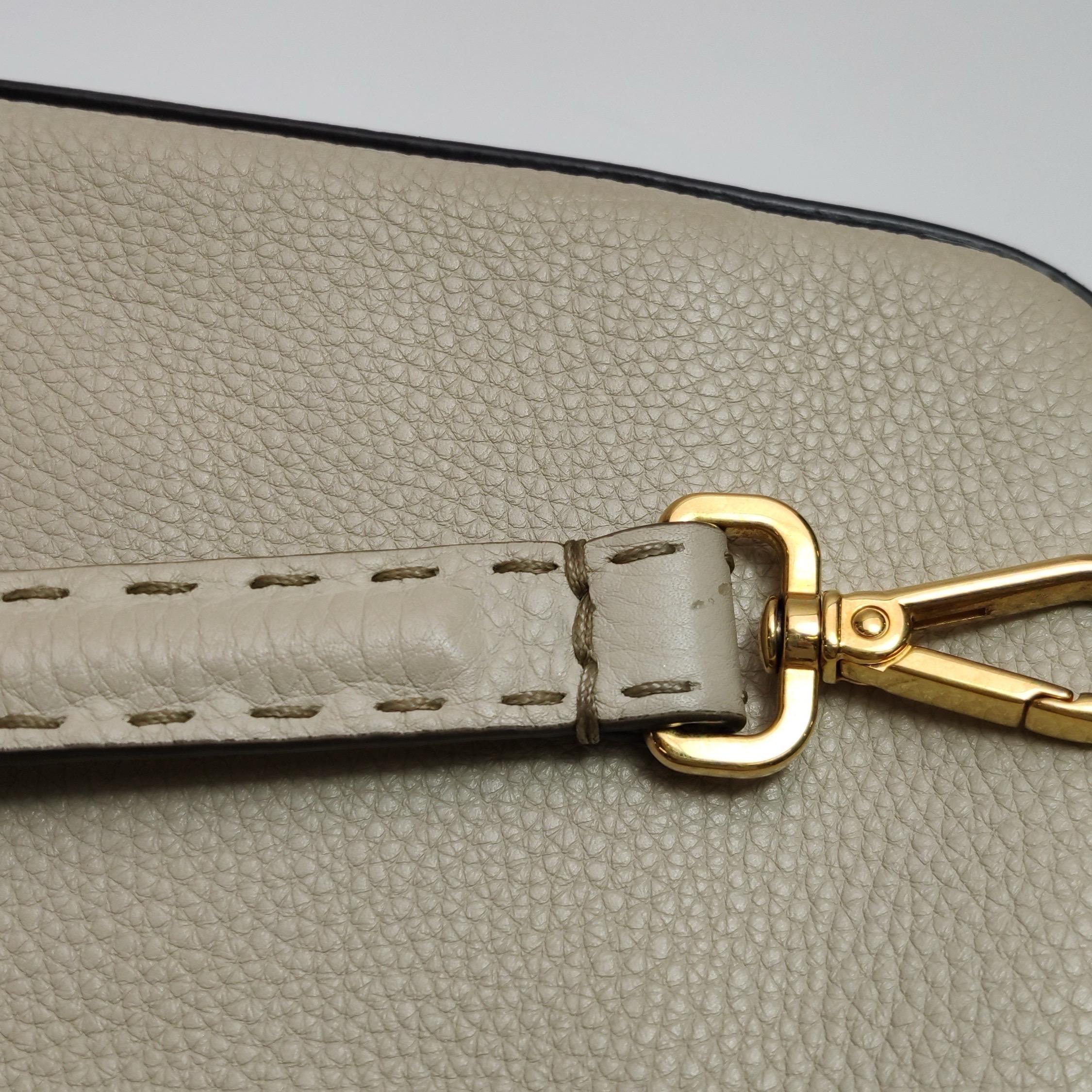 Fendi Baguette Selleria  Croix intérieure verte et blanche de taille moyenne en cuir de veau gris en vente 8