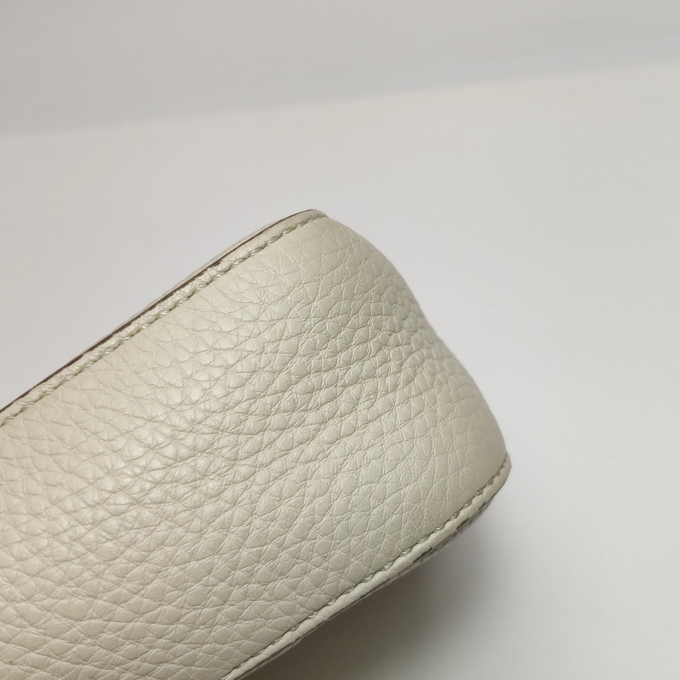 Fendi Baguette Selleria  Croix intérieure verte et blanche de taille moyenne en cuir de veau gris en vente 9