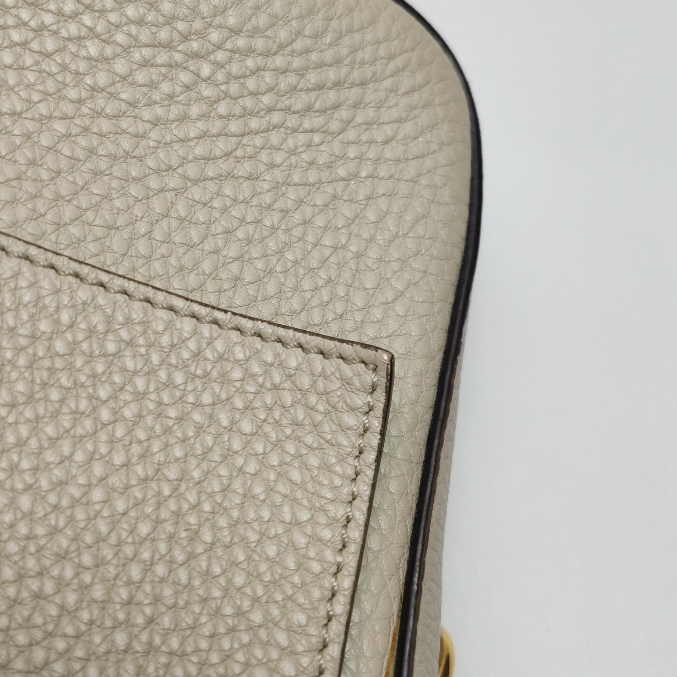Fendi Baguette Selleria  Croix intérieure verte et blanche de taille moyenne en cuir de veau gris en vente 10