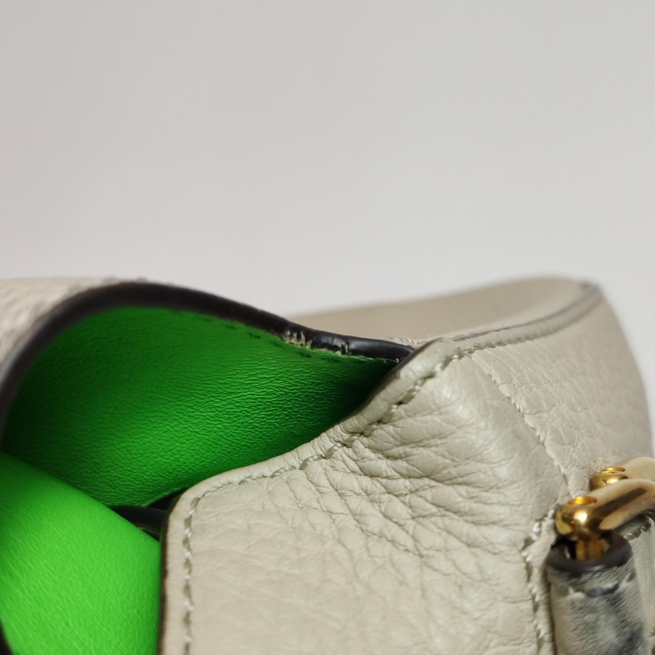 Fendi Baguette Selleria  Croix intérieure verte et blanche de taille moyenne en cuir de veau gris en vente 11