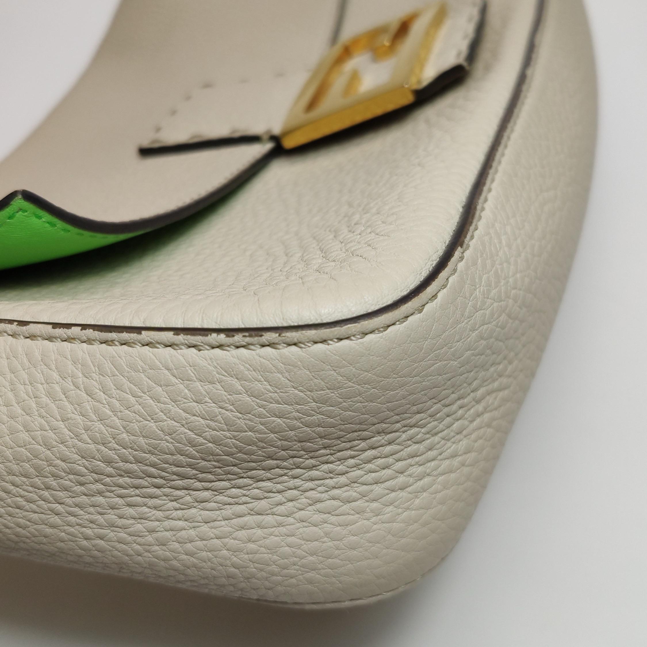 Fendi Baguette Selleria  Croix intérieure verte et blanche de taille moyenne en cuir de veau gris en vente 12