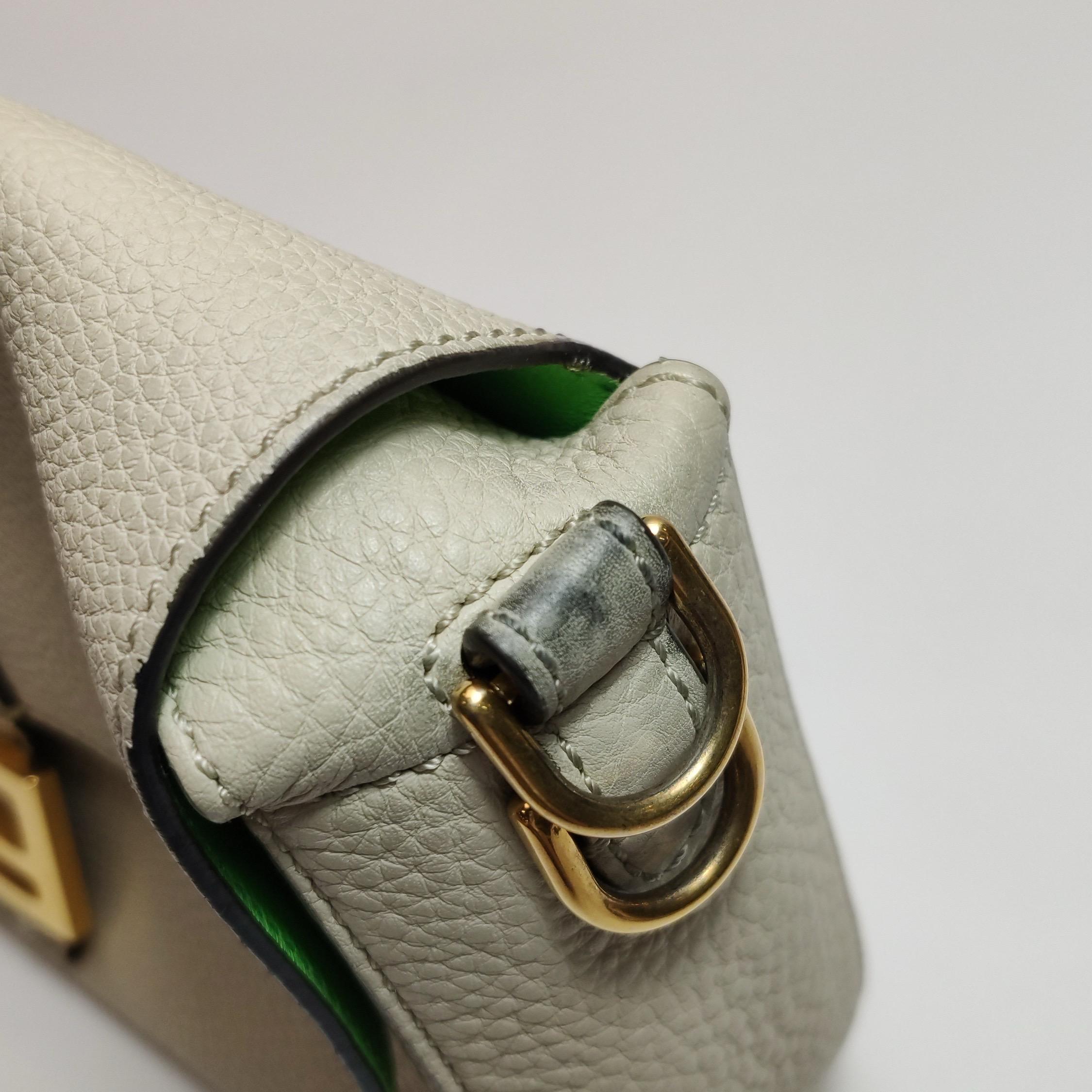 Fendi Baguette Selleria  Croix intérieure verte et blanche de taille moyenne en cuir de veau gris en vente 13