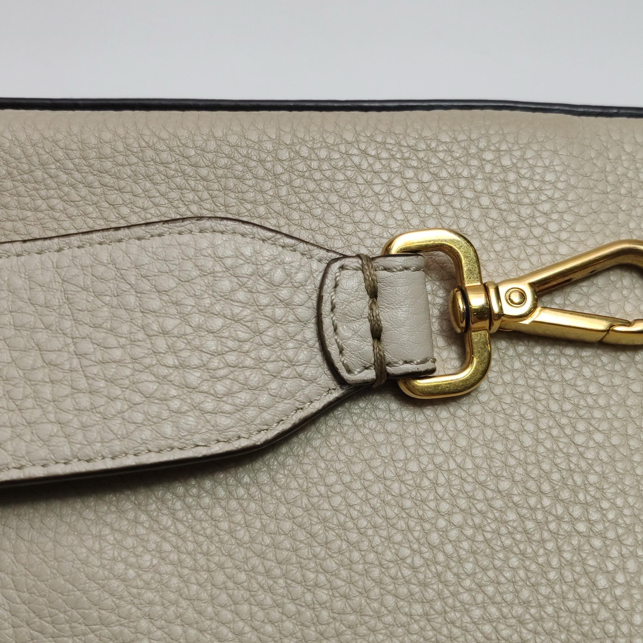 Fendi Baguette Selleria  Croix intérieure verte et blanche de taille moyenne en cuir de veau gris en vente 14