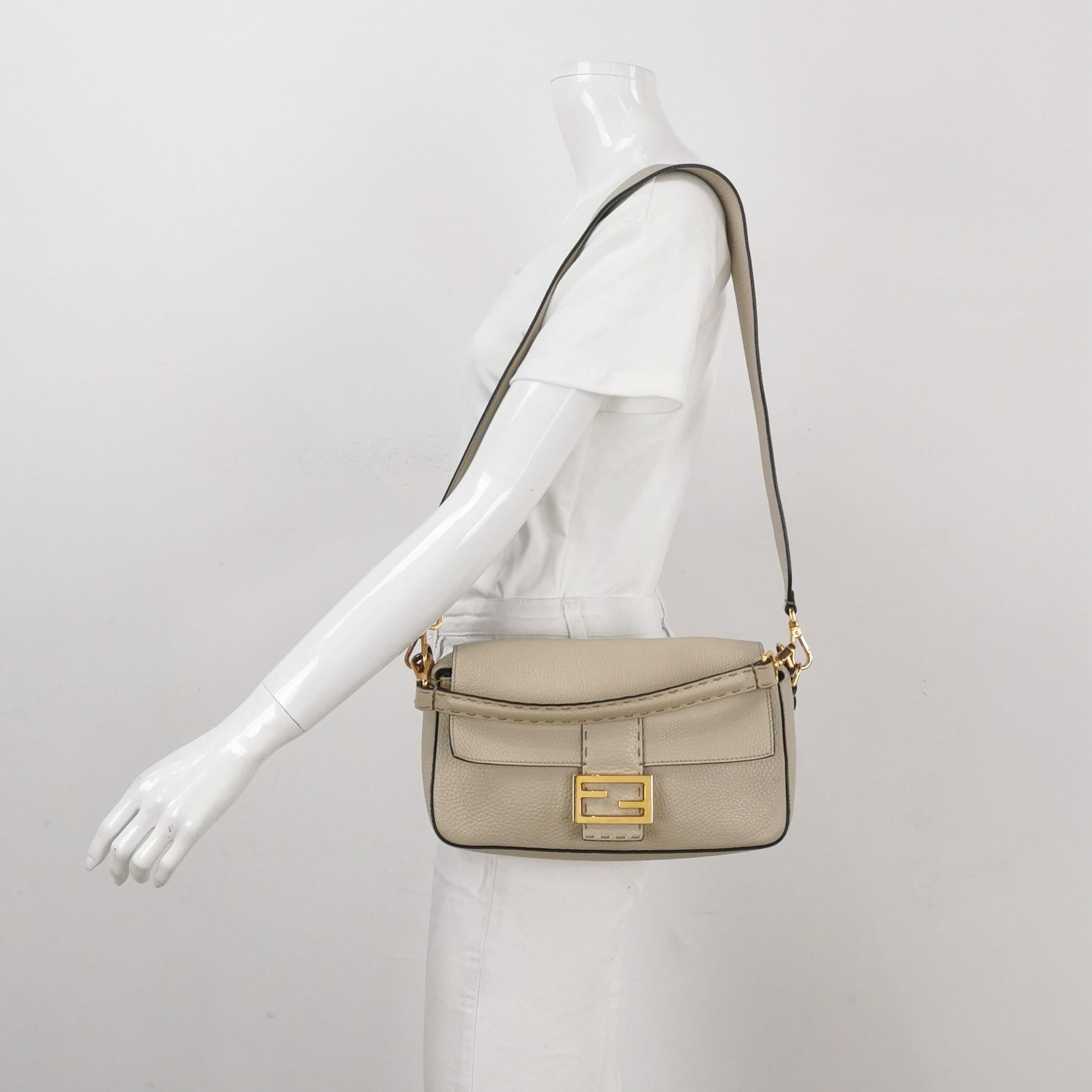 Faites l'expérience du luxe et du style avec le sac croisé Fendi Baguette en cuir de veau durable. Confectionné en cuir de veau avec des surpiqûres blanches selleria, ce sac incroyablement léger est à la fois fonctionnel et tendance. Il peut être