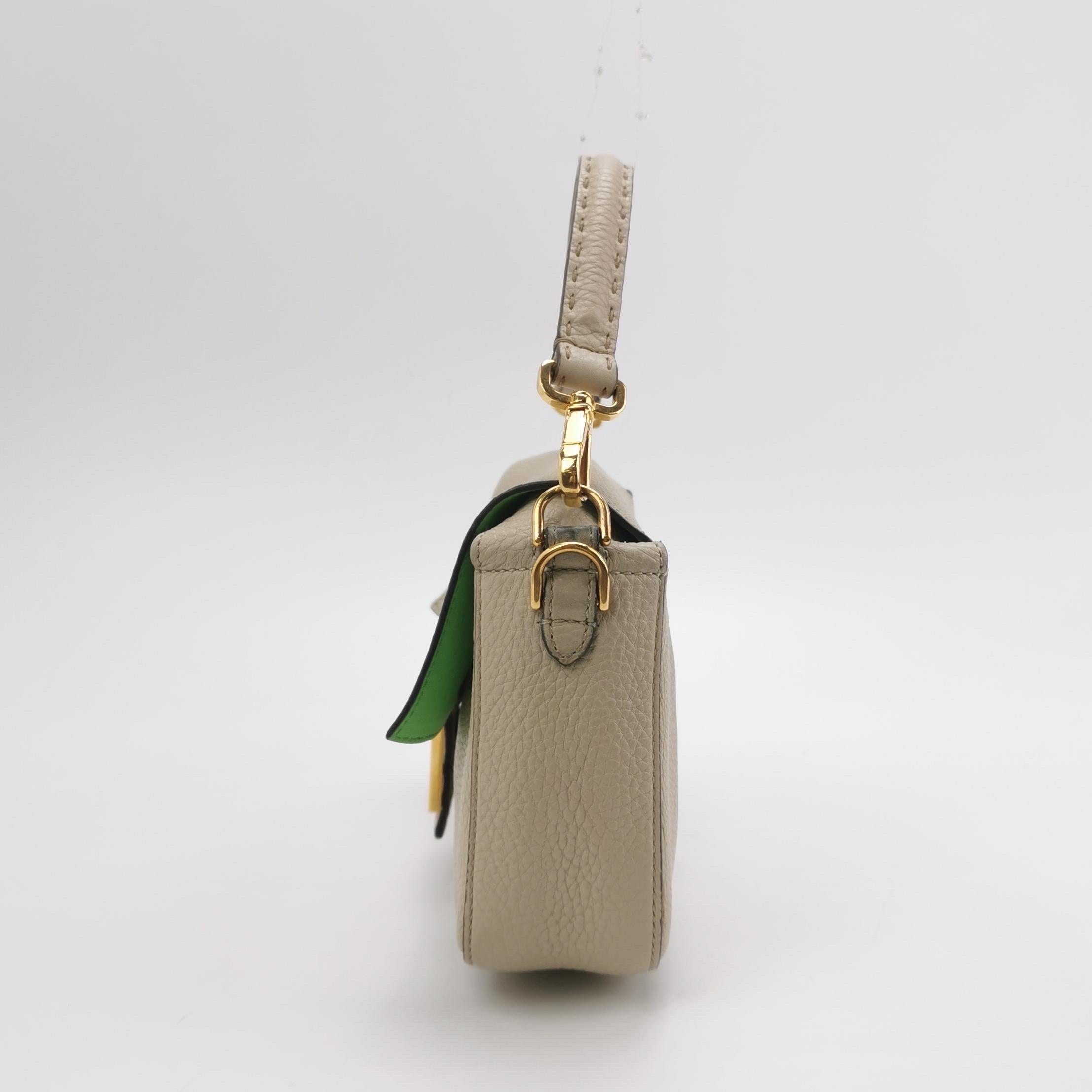 Marron Fendi Baguette Selleria  Croix intérieure verte et blanche de taille moyenne en cuir de veau gris en vente