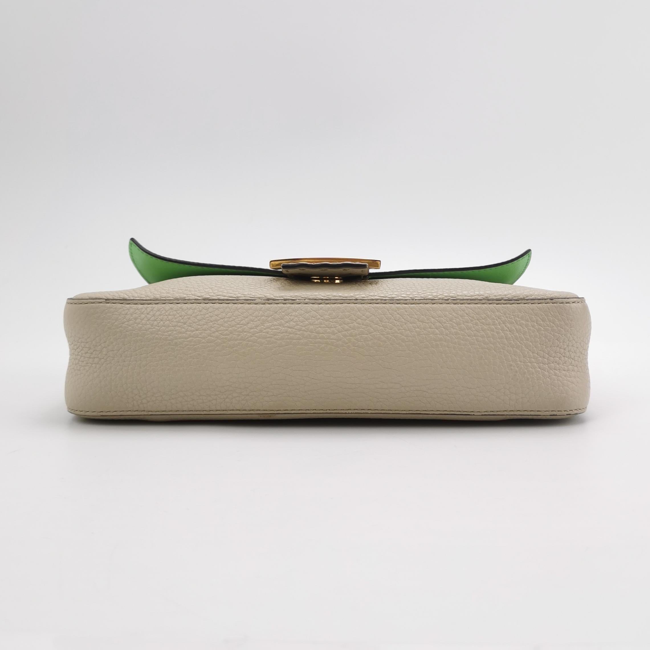 Fendi Baguette Selleria  Croix intérieure verte et blanche de taille moyenne en cuir de veau gris Bon état - En vente à AUBERVILLIERS, FR