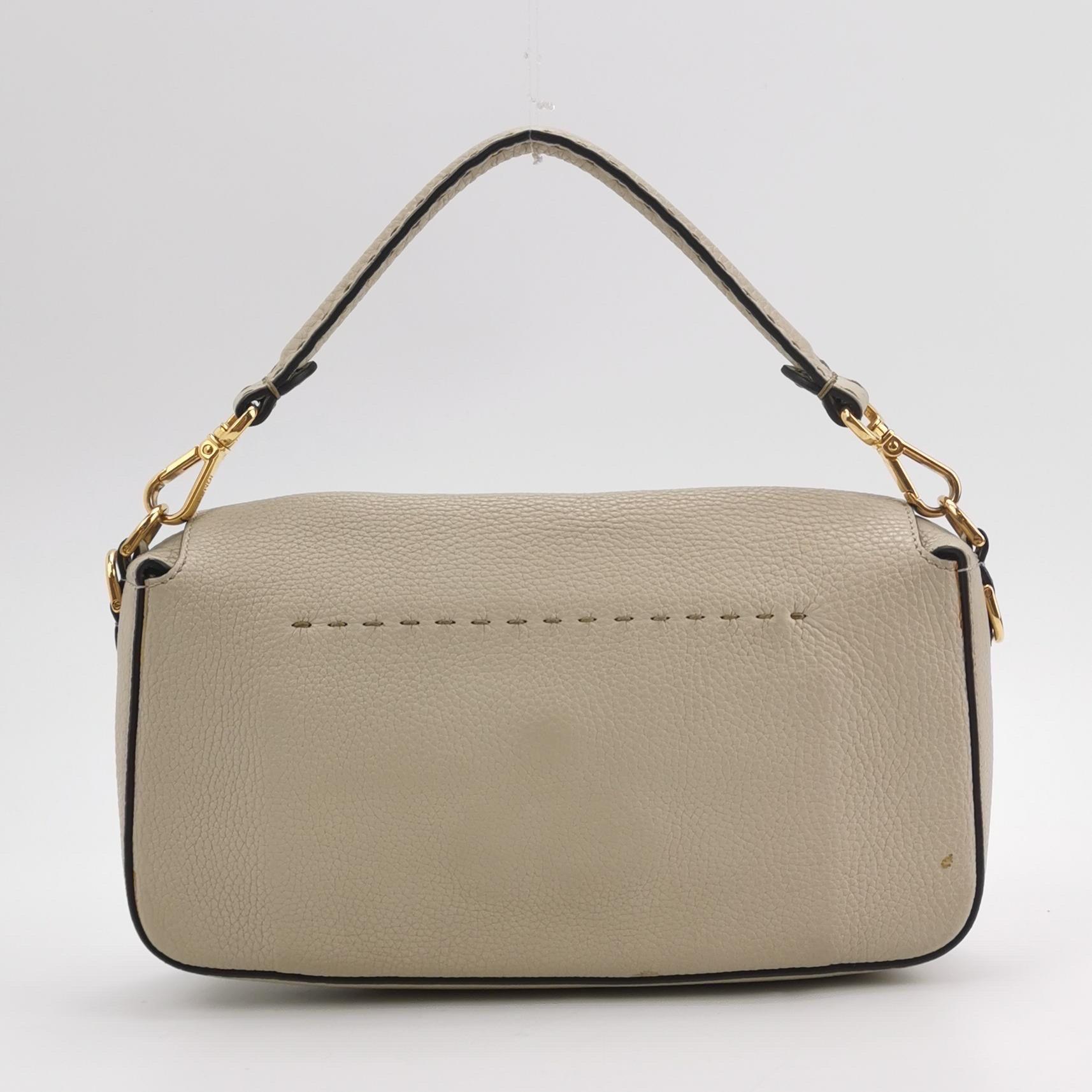 Fendi Baguette Selleria  Croix intérieure verte et blanche de taille moyenne en cuir de veau gris Pour femmes en vente