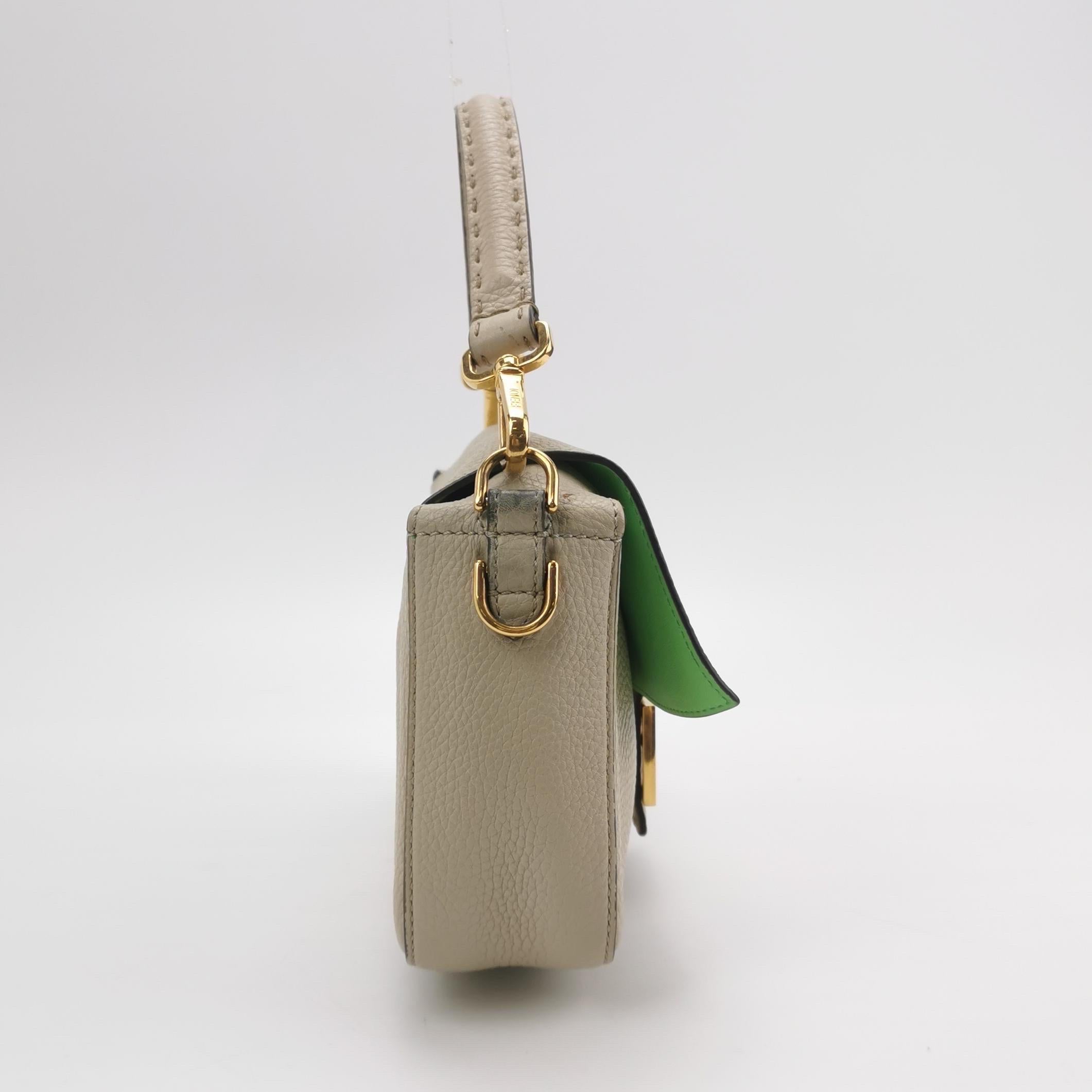 Fendi Baguette Selleria  Croix intérieure verte et blanche de taille moyenne en cuir de veau gris en vente 1