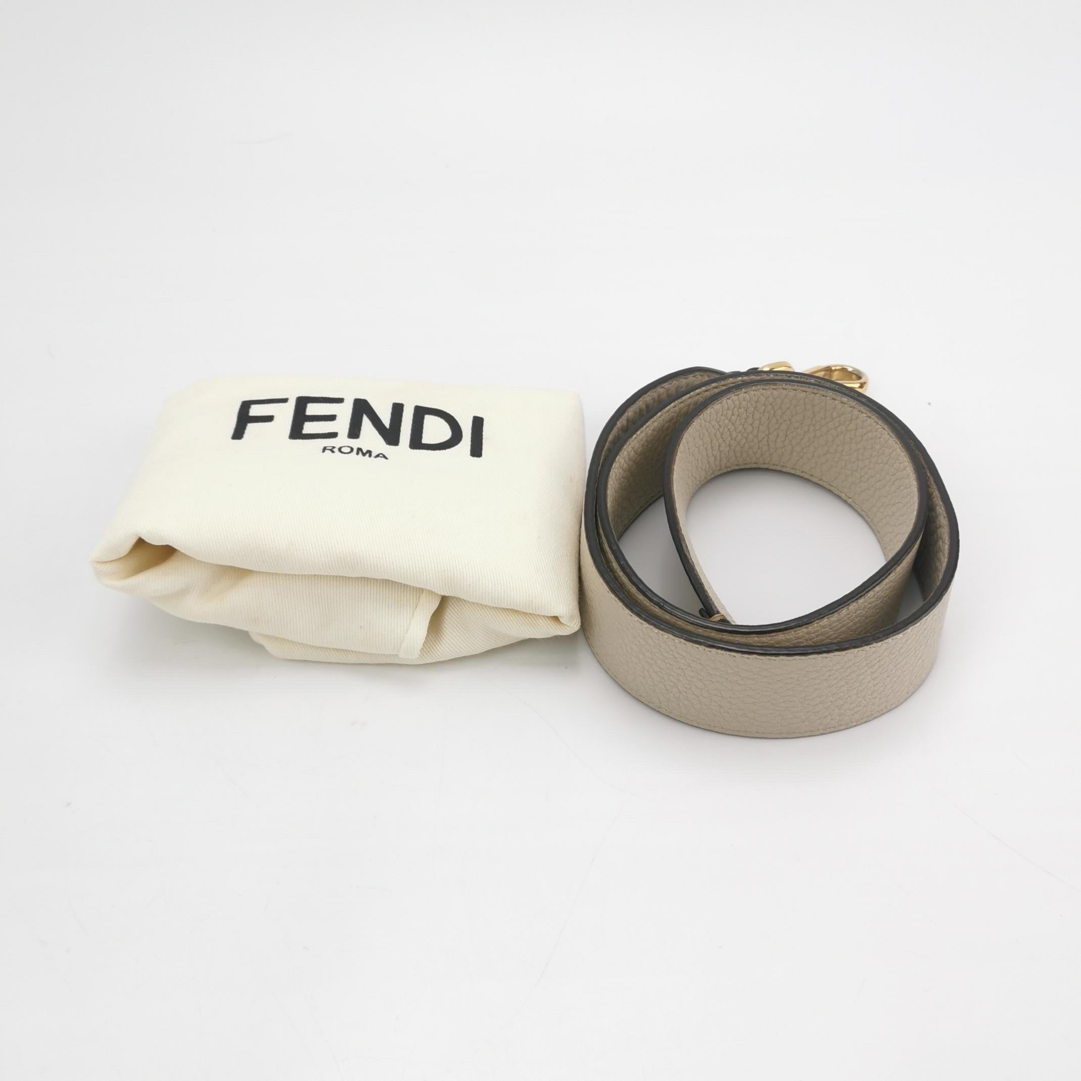 Fendi Baguette Selleria  Croix intérieure verte et blanche de taille moyenne en cuir de veau gris en vente 2