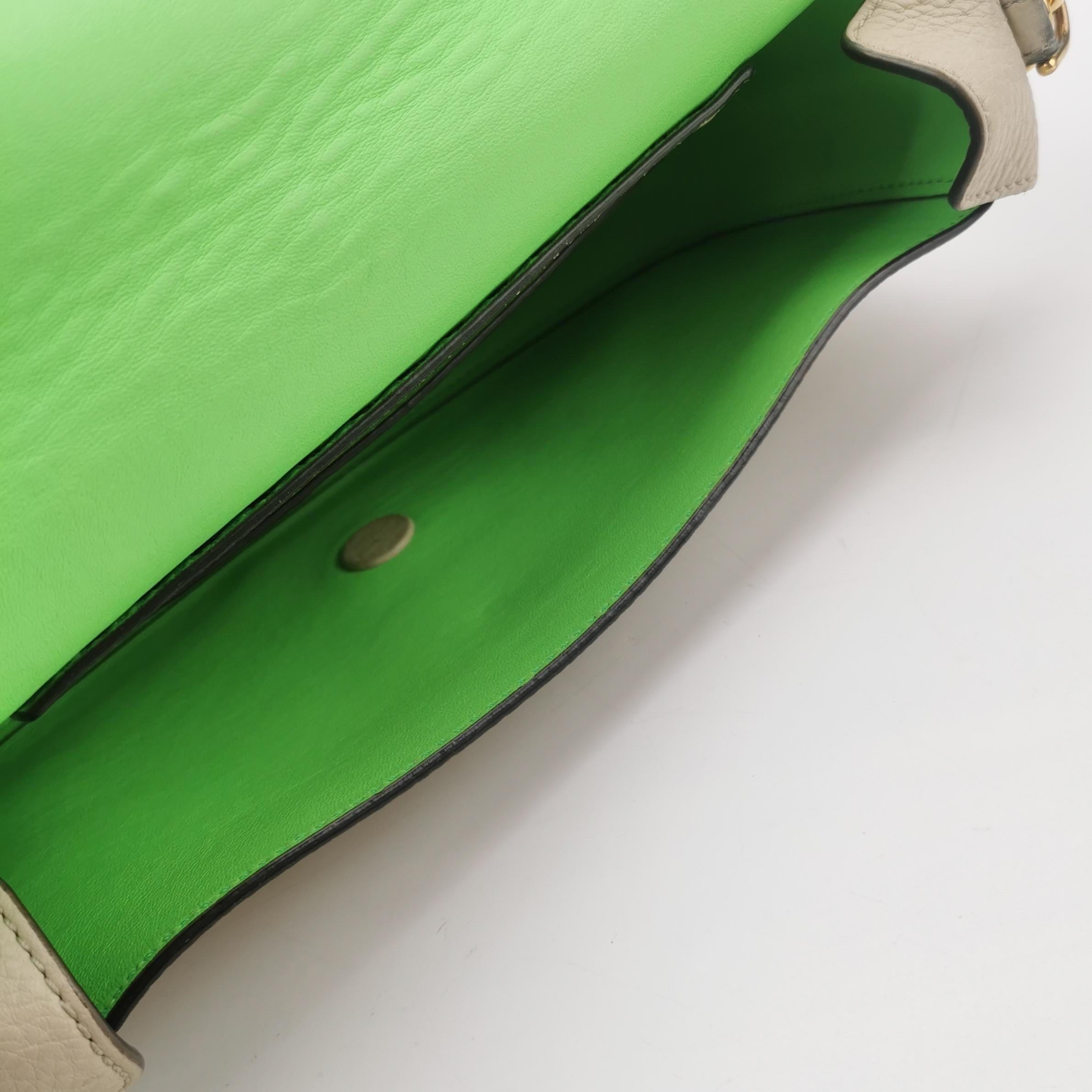 Fendi Baguette Selleria  Croix intérieure verte et blanche de taille moyenne en cuir de veau gris en vente 4