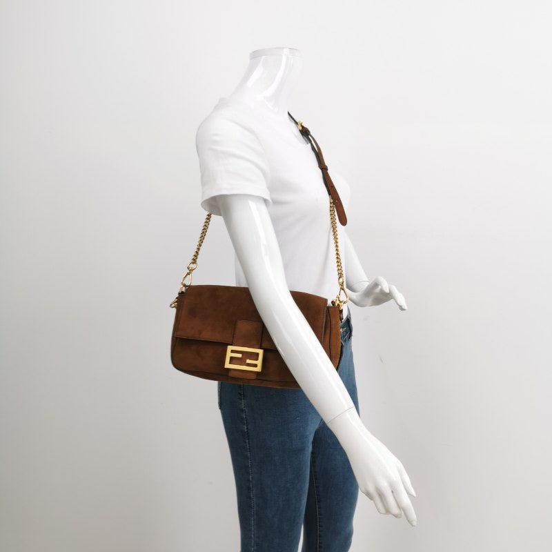 Fendi Baguette Selleria Bolso Crossbody de Piel de Ante Marrón Caramelo Mediano
 Estas son fotos profesionales de la bolsa real.
 Experimenta el lujo y el estilo con el bolso cruzado Fendi Baguette en resistente piel de becerro. Fabricado en piel de