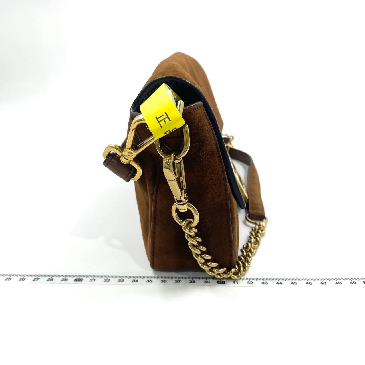 Fendi Sac à bandoulière Selleria en cuir et daim marron caramel taille moyenne
Il s'agit de photos professionnelles du sac offert par Luxbags.
Faites l'expérience du luxe et du style avec le sac croisé Fendi Baguette en cuir de veau durable.