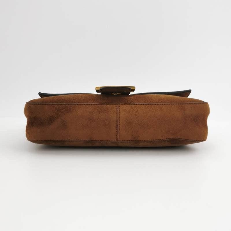 Fendi Baguette Selleria Bolso Crossbody de Piel de Ante Marrón Caramelo Mediano en Excelente Estado en AUBERVILLIERS, FR