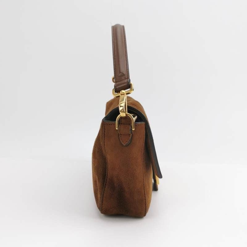 Fendi Baguette Selleria Bolso Crossbody de Piel de Ante Marrón Caramelo Mediano 1