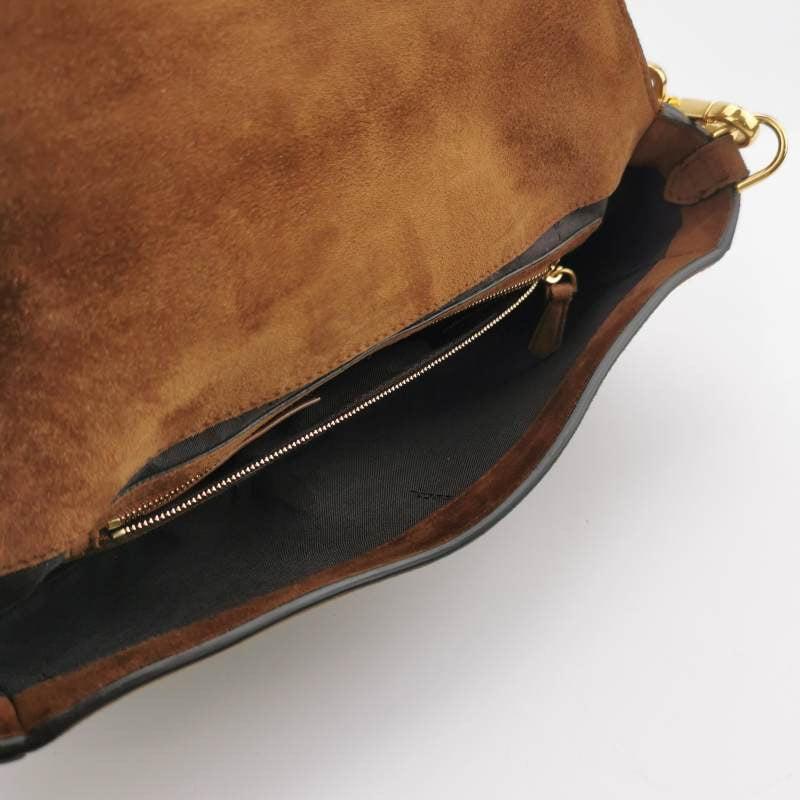 Fendi Baguette Selleria Bolso Crossbody de Piel de Ante Marrón Caramelo Mediano 2