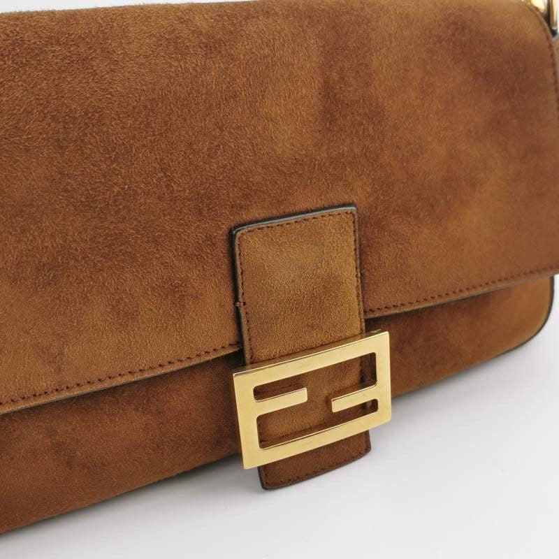 Fendi Baguette Selleria Bolso Crossbody de Piel de Ante Marrón Caramelo Mediano 4