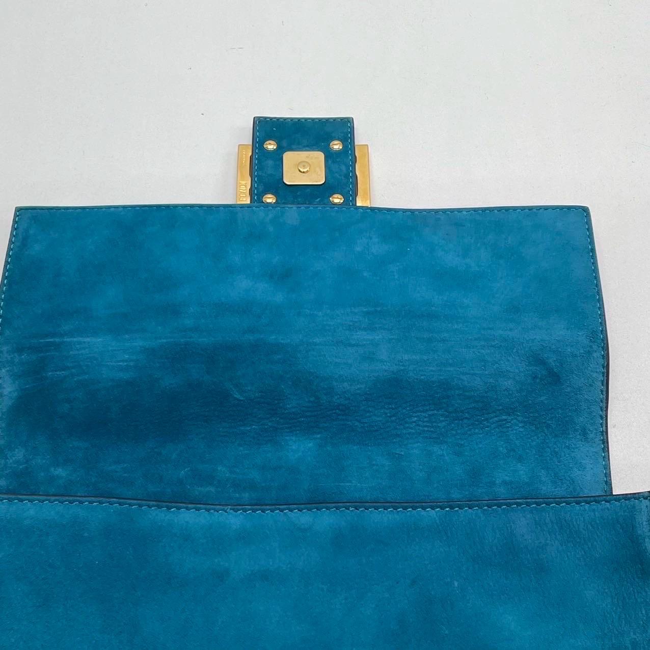 Fendi Baguette Selleria Wildleder Crossbody Tasche Medium Teal Blau im Angebot 8