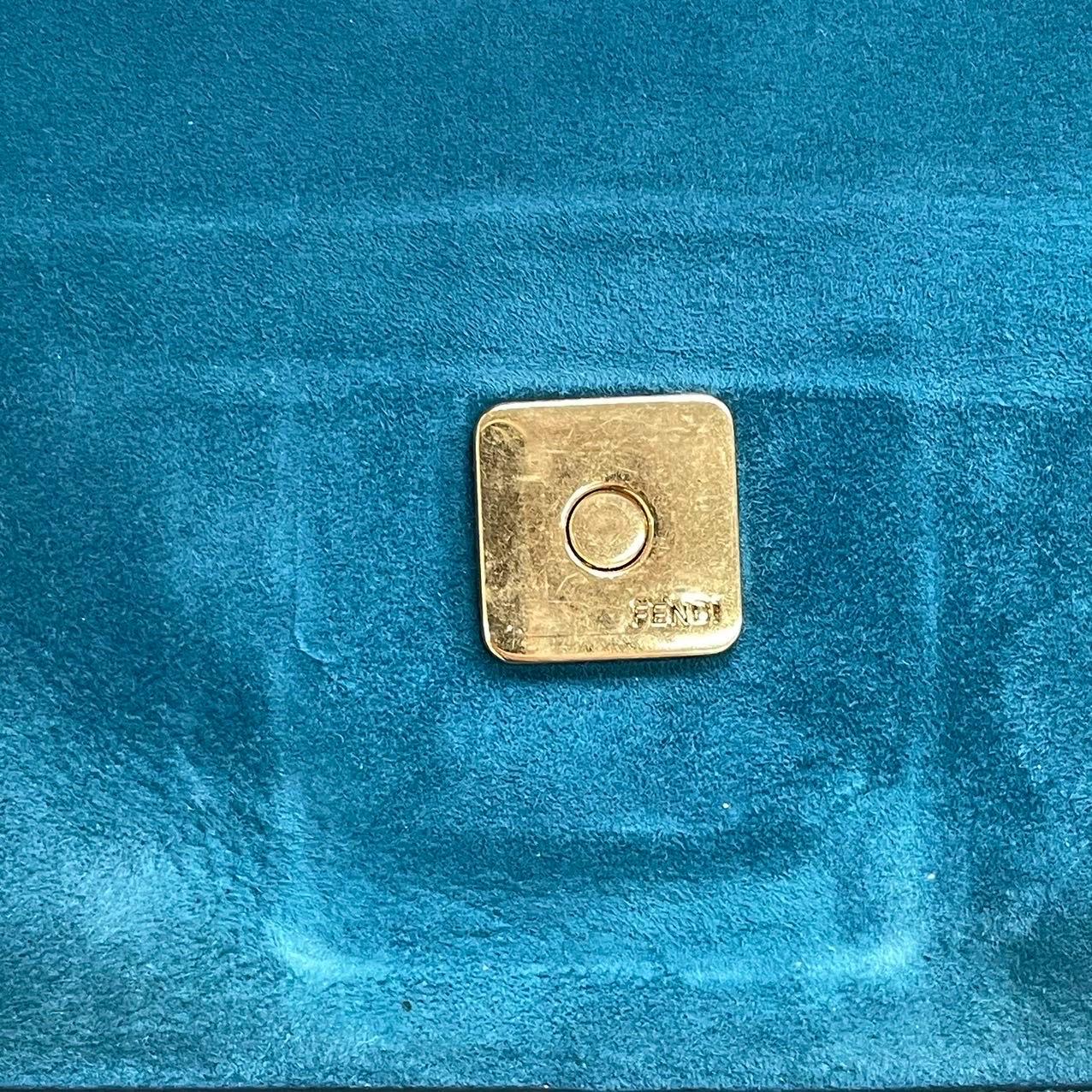 Fendi Baguette Selleria Wildleder Crossbody Tasche Medium Teal Blau im Angebot 9