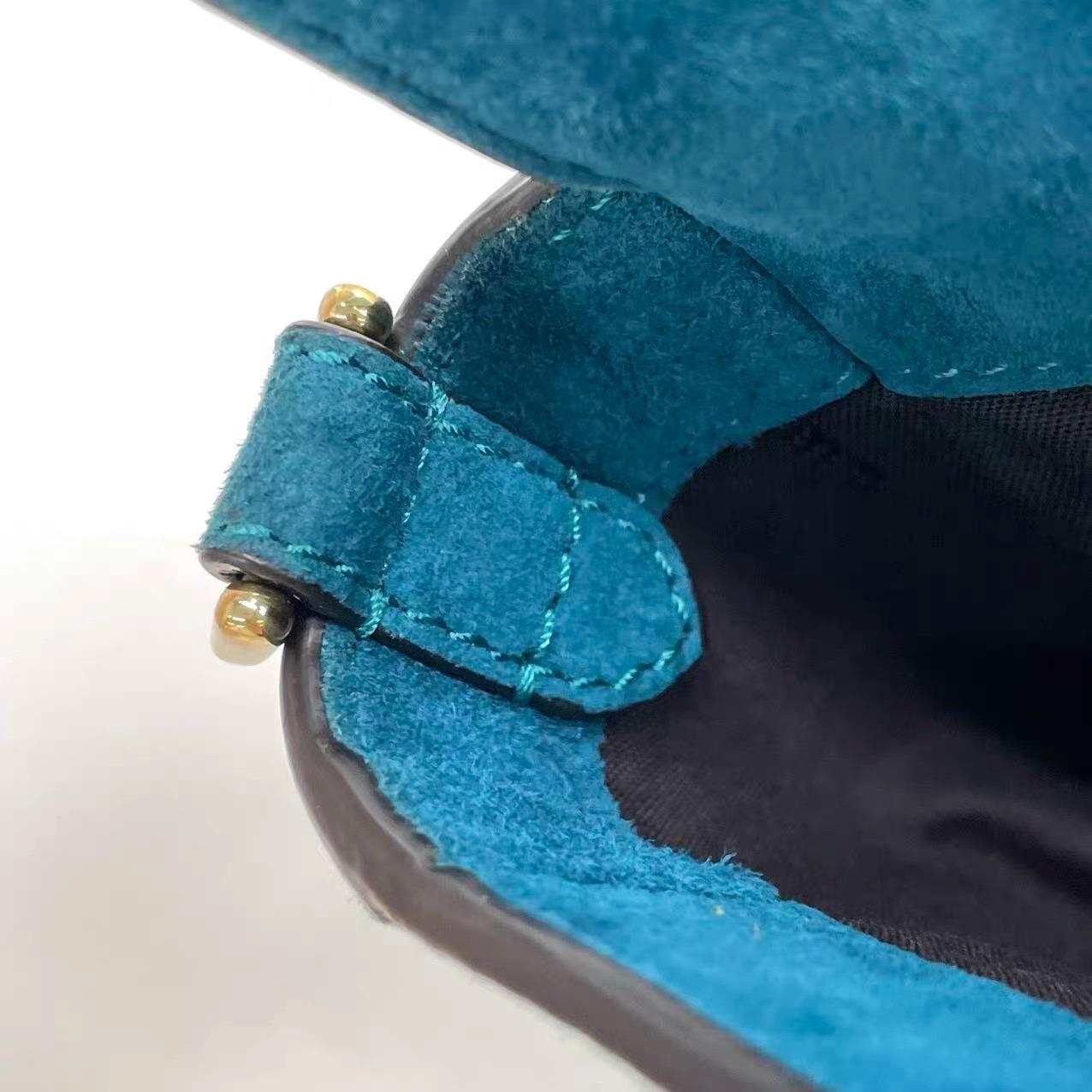 Fendi Baguette Selleria Wildleder Crossbody Tasche Medium Teal Blau im Angebot 11