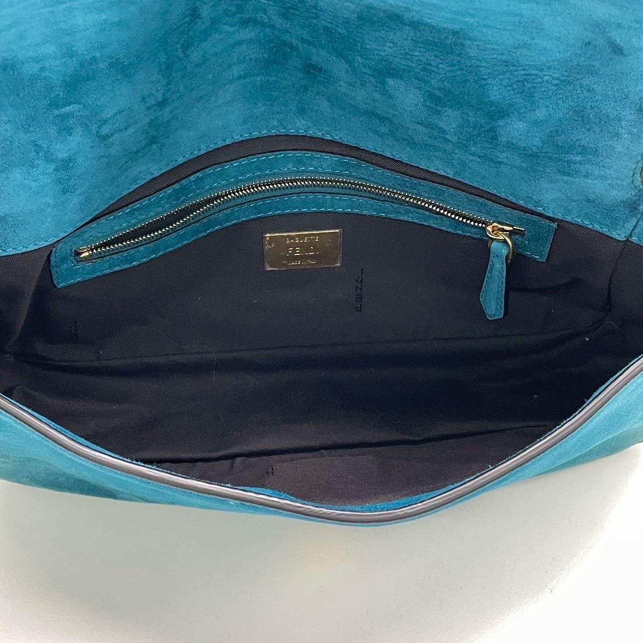 Fendi Baguette Selleria Wildleder Crossbody Tasche Medium Teal Blau im Angebot 12