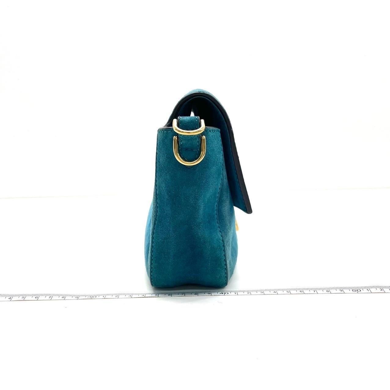 Fendi Baguette Selleria Wildleder Crossbody Tasche Medium Teal Blau im Zustand „Gut“ im Angebot in AUBERVILLIERS, FR