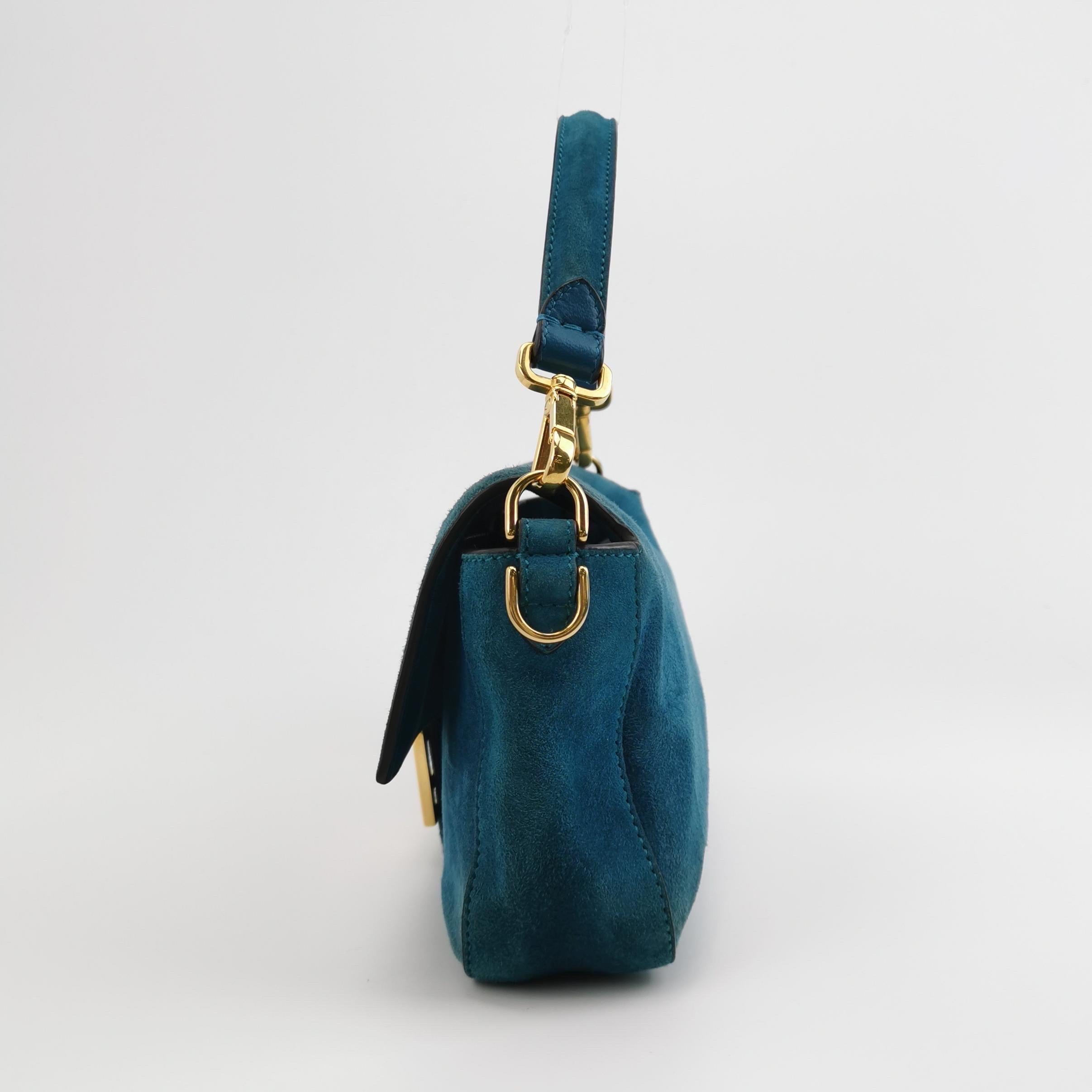 Fendi Baguette Selleria Sac à bandoulière en cuir daim Moyen Bleu sarcelle Bon état - En vente à AUBERVILLIERS, FR