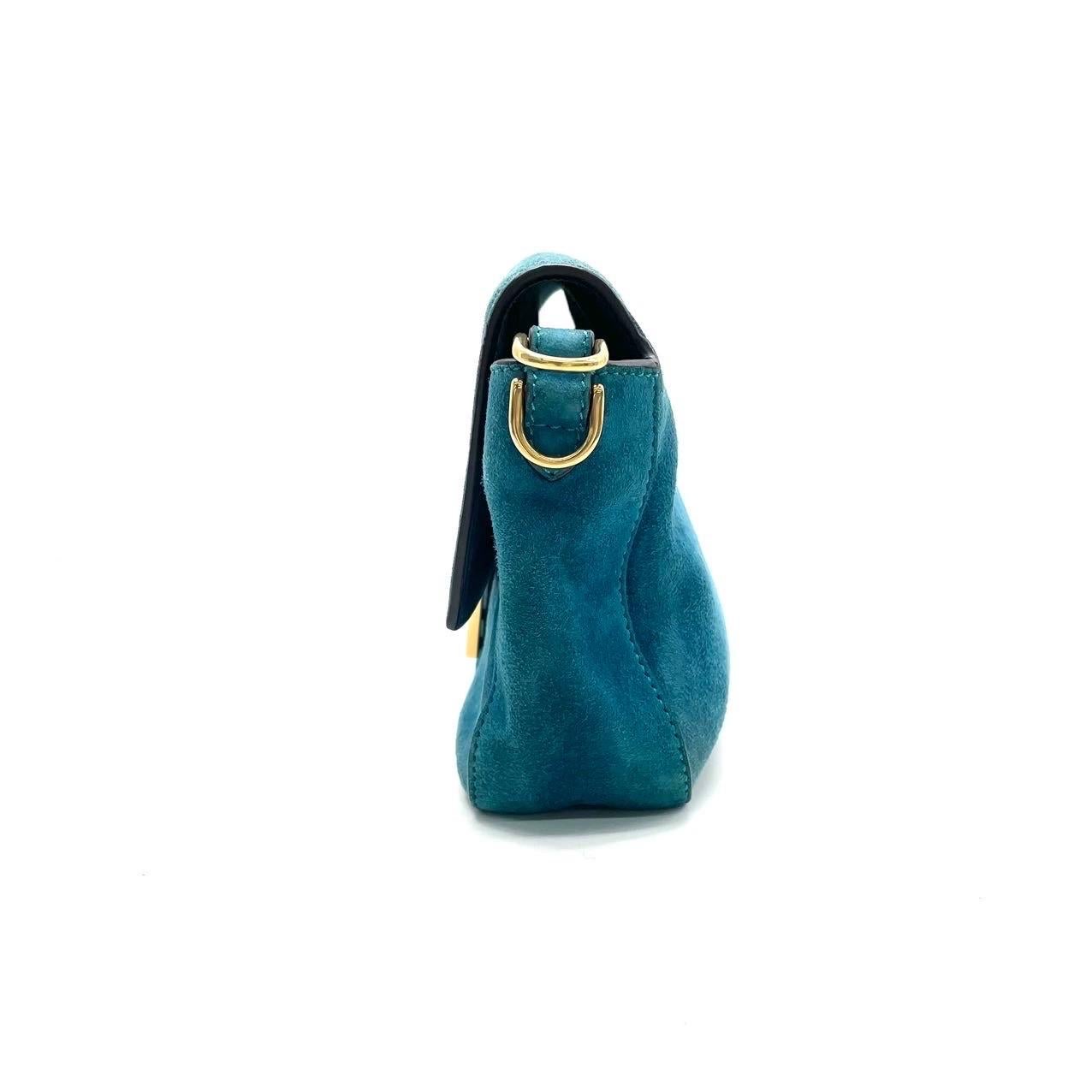 Fendi Baguette Selleria Wildleder Crossbody Tasche Medium Teal Blau im Angebot 2