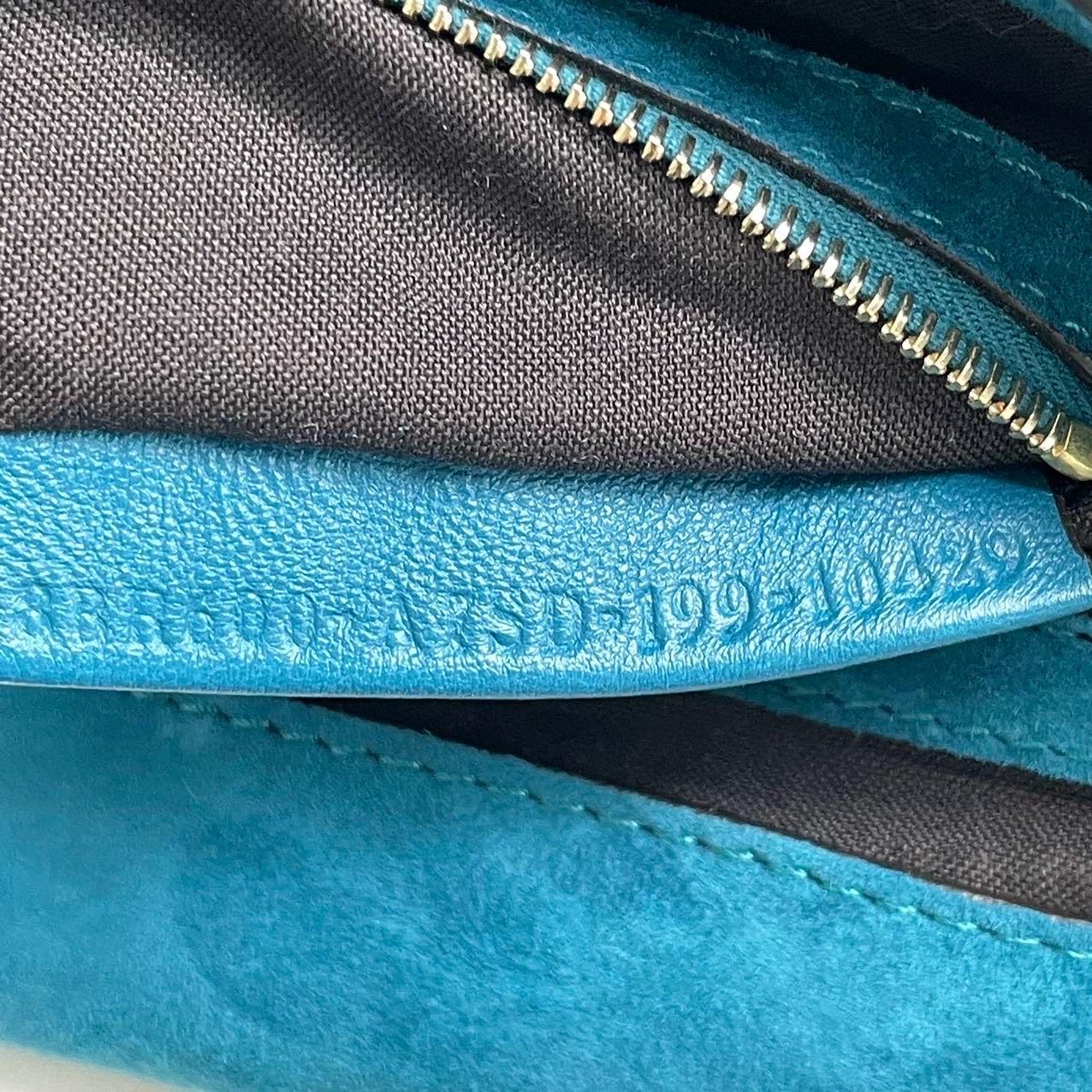 Fendi Baguette Selleria Wildleder Crossbody Tasche Medium Teal Blau im Angebot 4