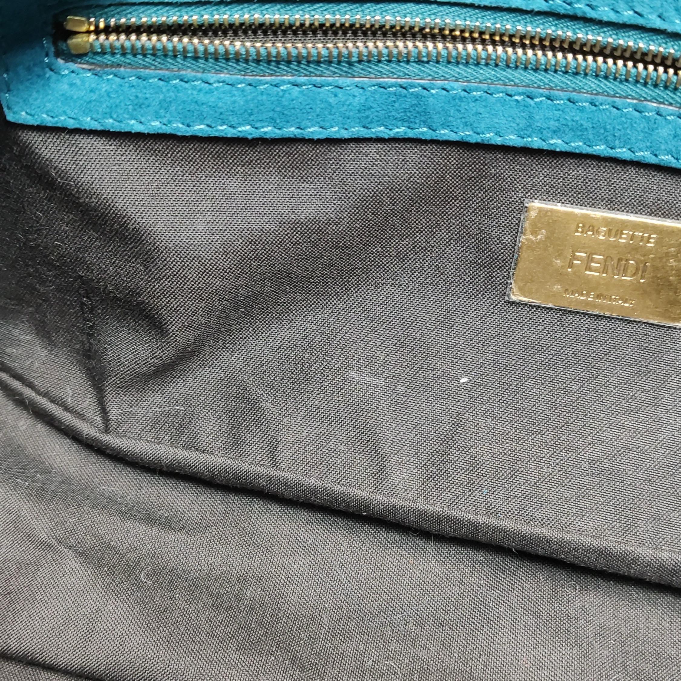 Fendi Baguette Selleria Sac à bandoulière en cuir daim Moyen Bleu sarcelle en vente 4