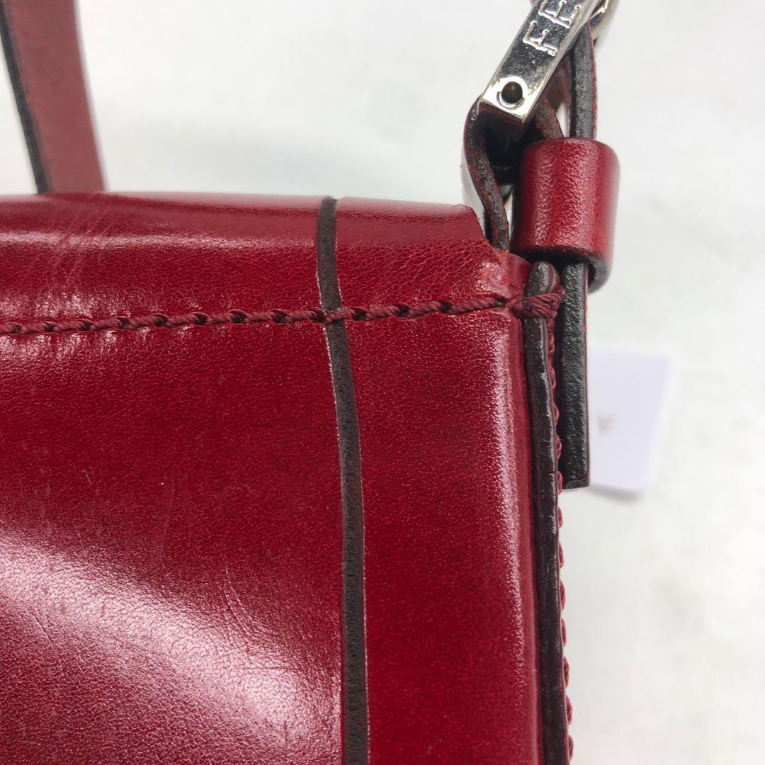 Fendi Baguette - Borsa a tracolla in pelle di vitello rossa lucida in vendita 8