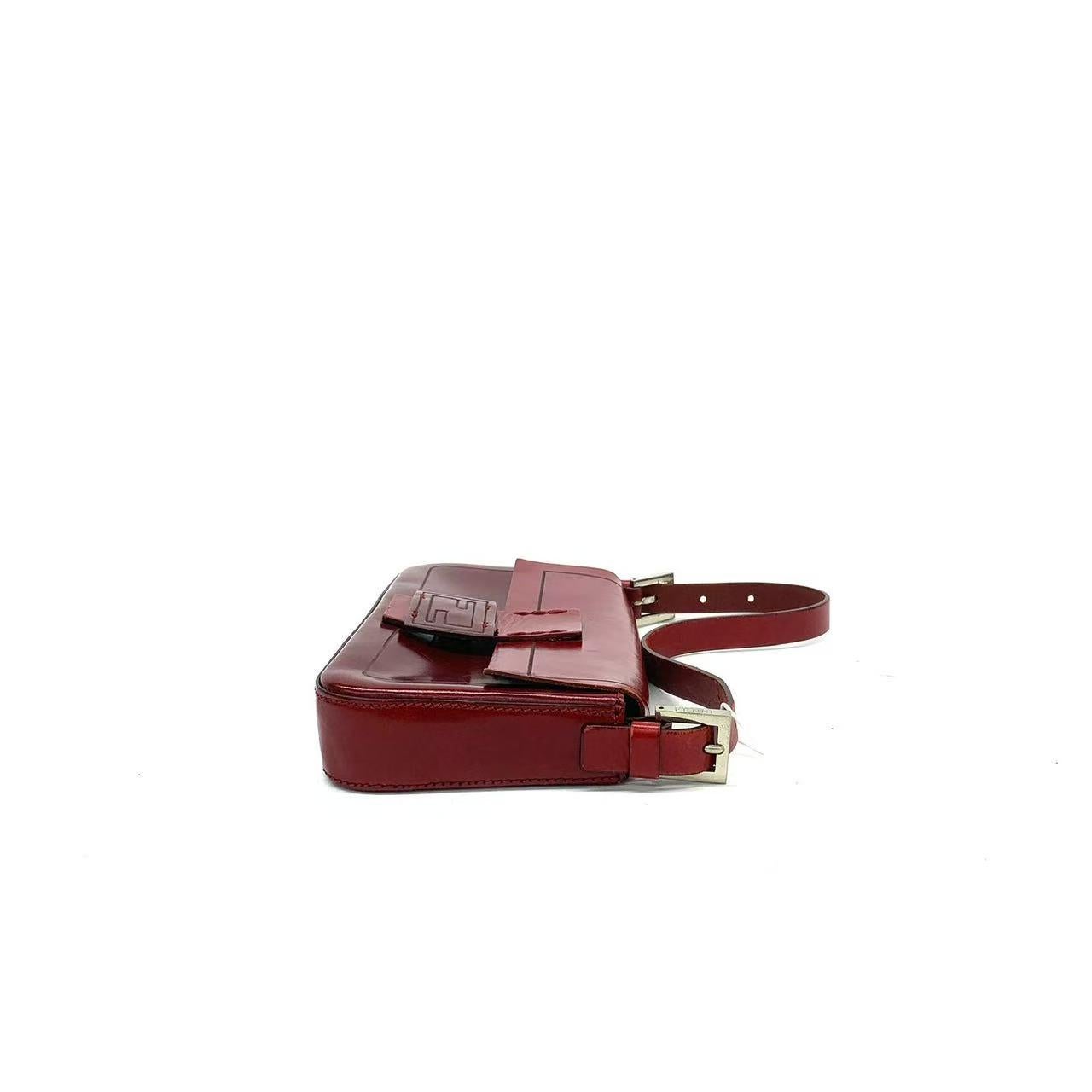 Marrone Fendi Baguette - Borsa a tracolla in pelle di vitello rossa lucida in vendita