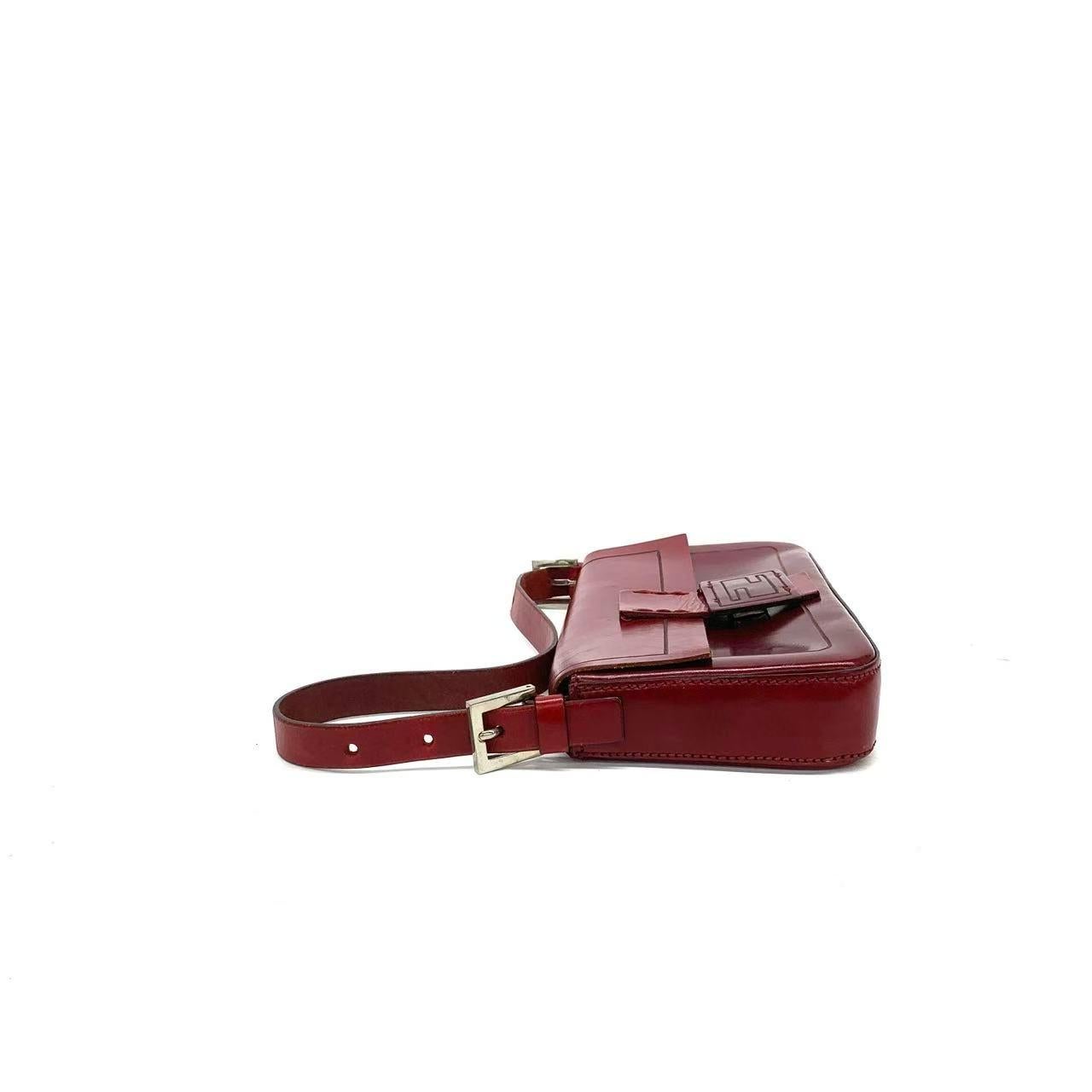 Fendi Baguette - Borsa a tracolla in pelle di vitello rossa lucida In condizioni buone in vendita a AUBERVILLIERS, FR