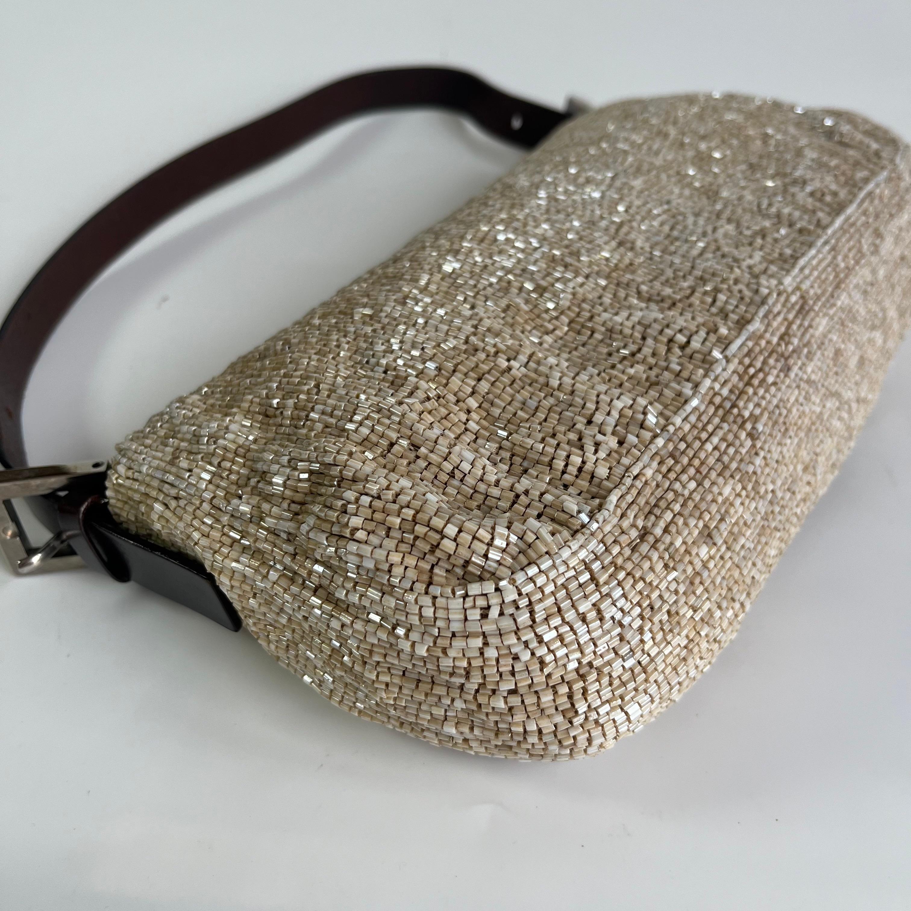 Borsa a tracolla Baguette di Fendi con perline glitterate beige in vendita 5