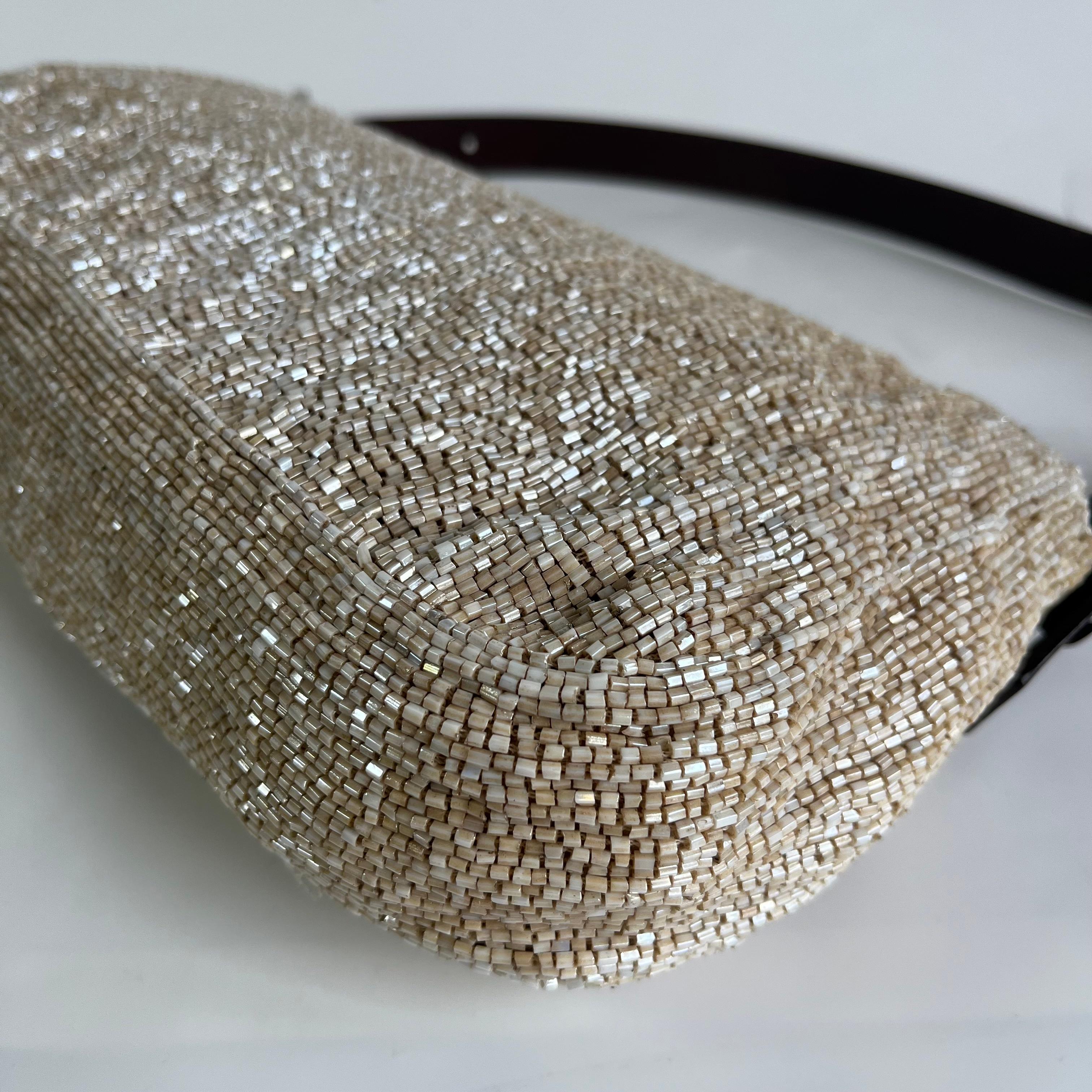 Borsa a tracolla Baguette di Fendi con perline glitterate beige in vendita 6
