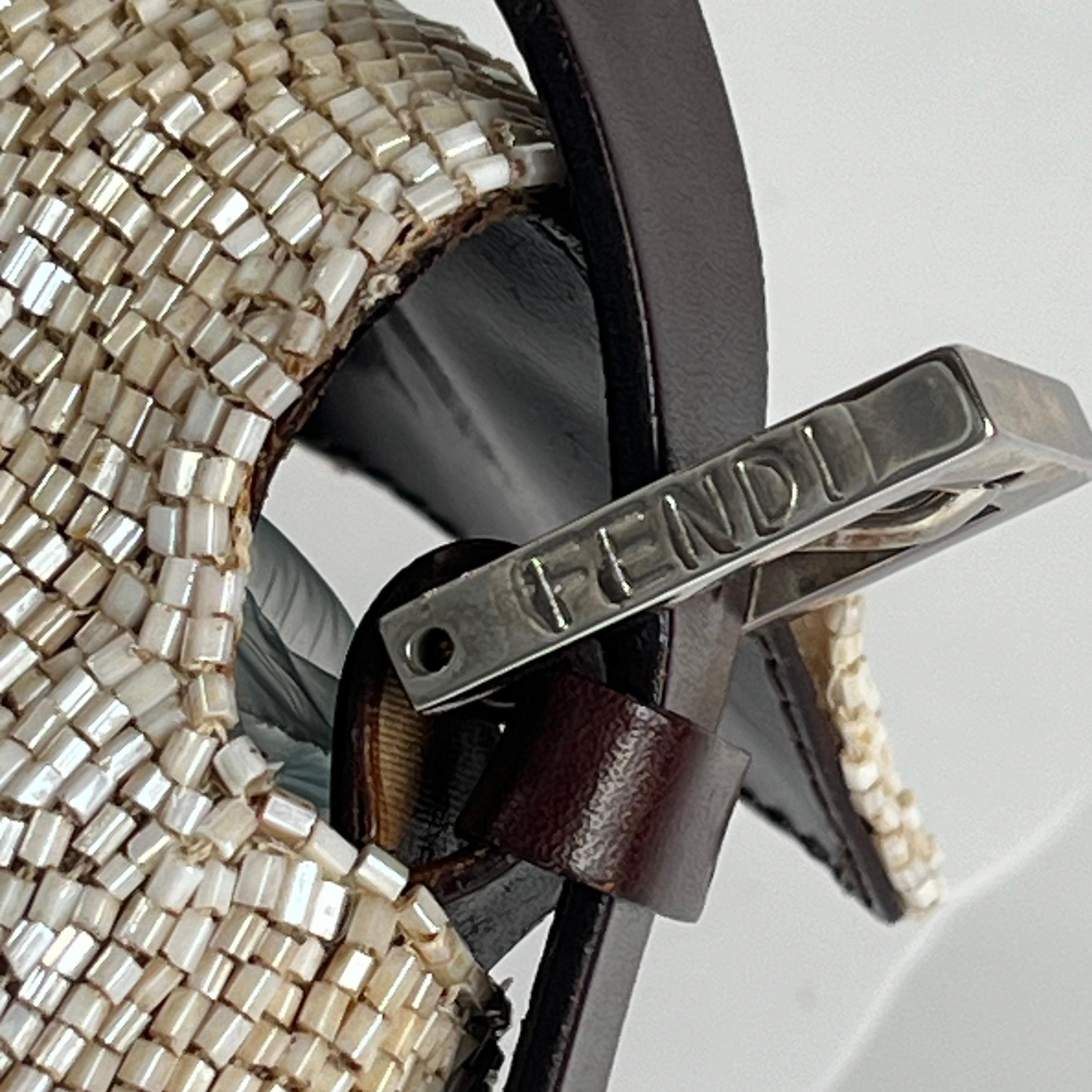 Borsa a tracolla Baguette di Fendi con perline glitterate beige in vendita 11