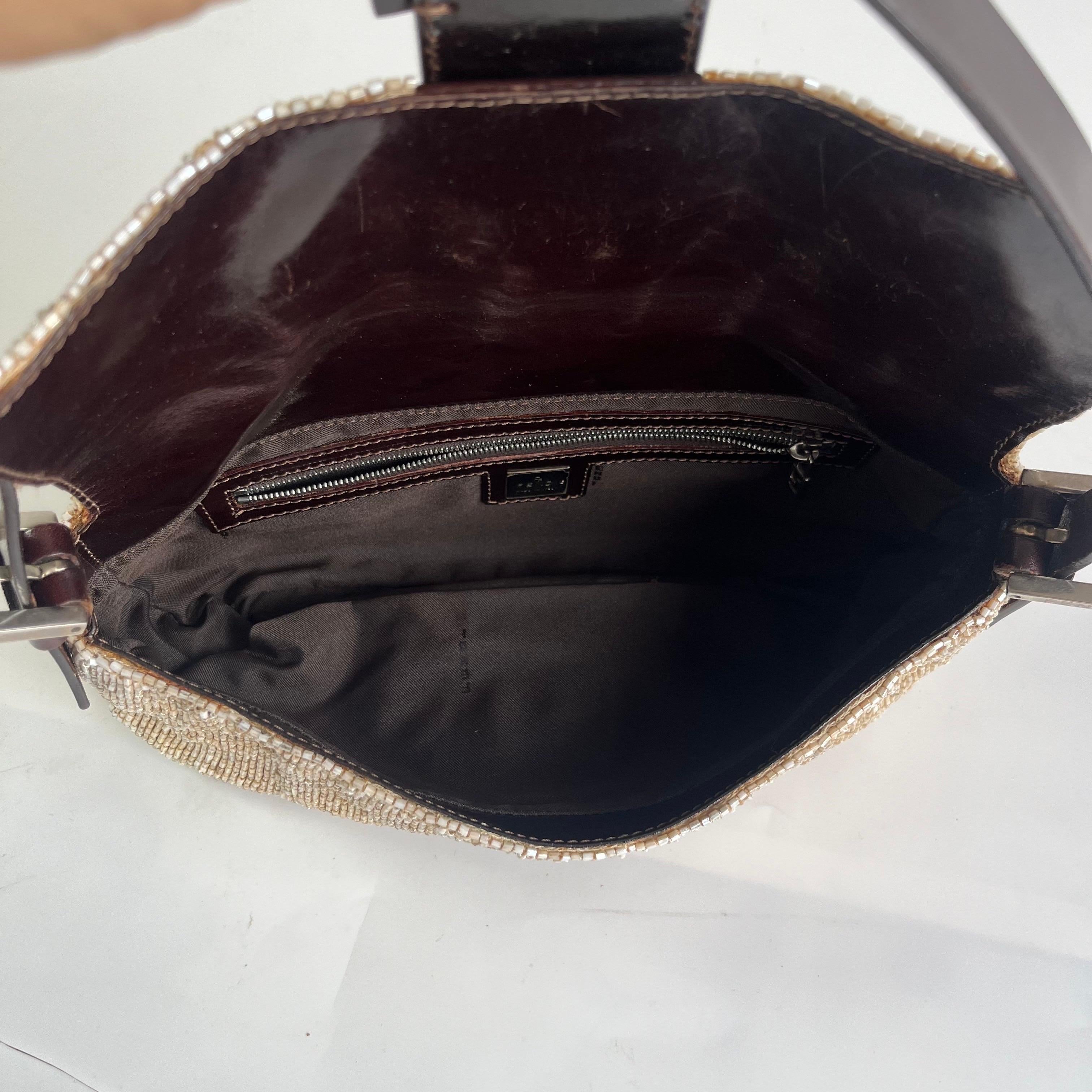 Borsa a tracolla Baguette di Fendi con perline glitterate beige in vendita 12