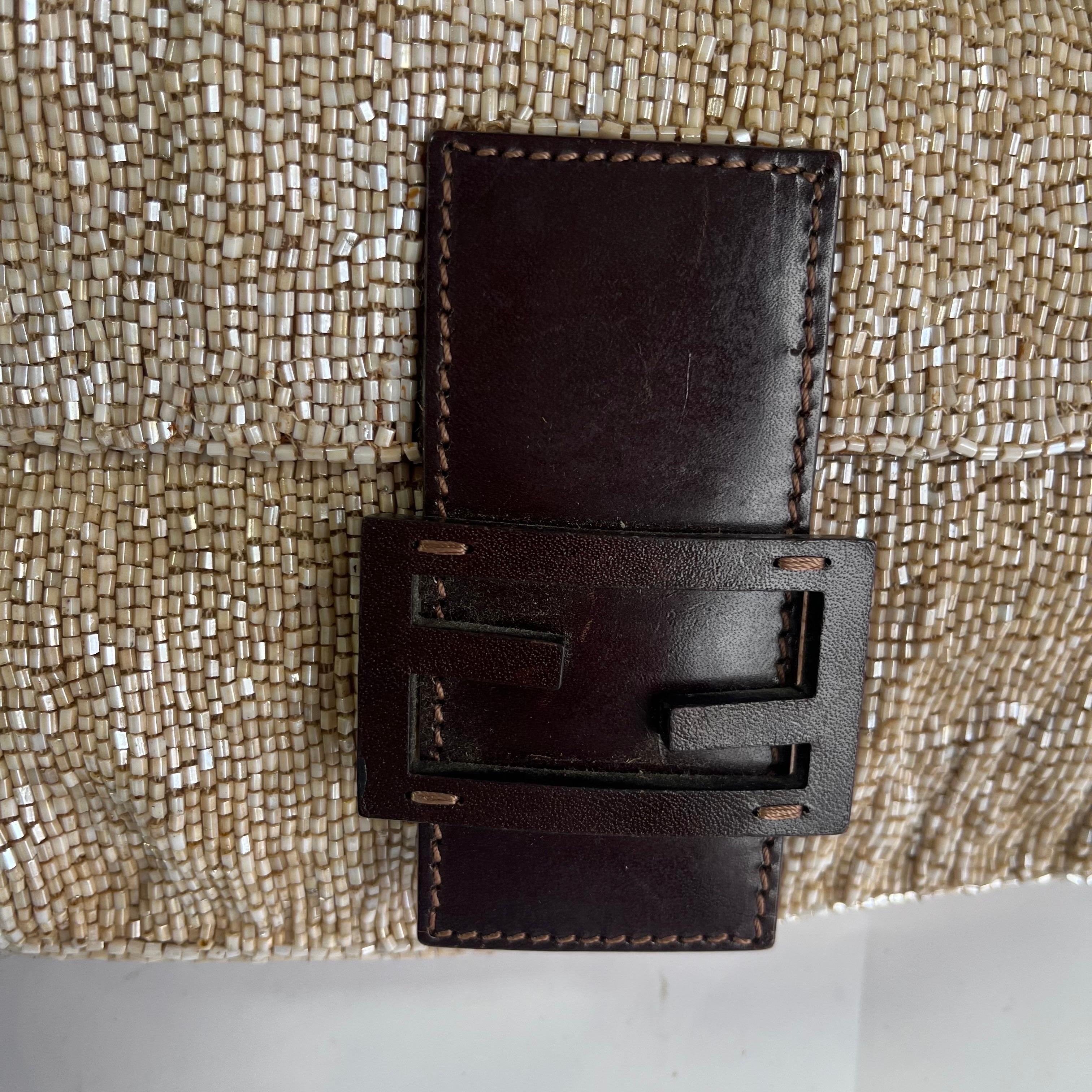 Borsa a tracolla Baguette di Fendi con perline glitterate beige in vendita 14