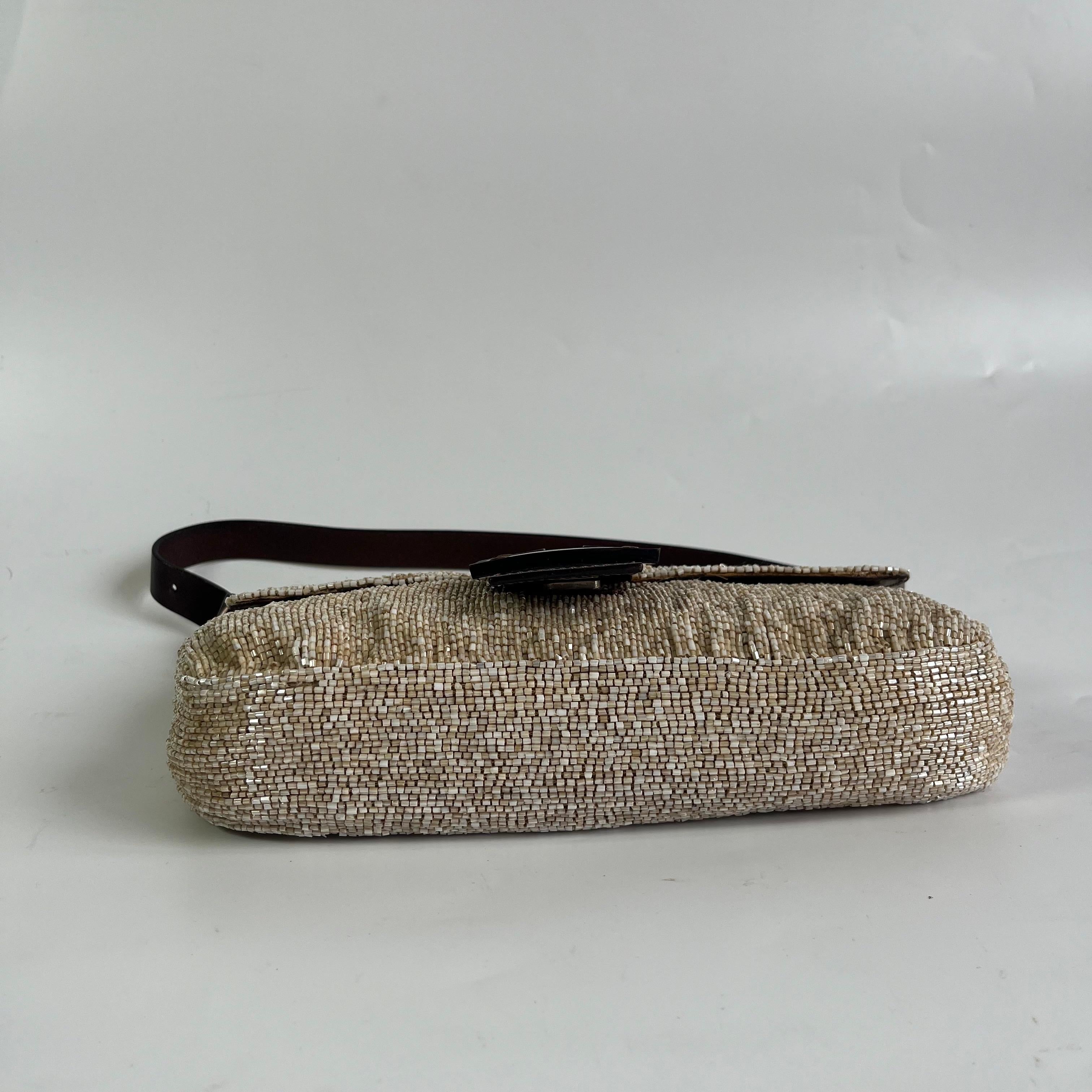 Borsa a tracolla Baguette di Fendi con perline glitterate beige
Queste sono foto professionali della borsa offerta da Luxbags.
Borsa a tracolla Baguette di Fendi con perline color beige. La borsa a tracolla Baguette di Fendi è impreziosita da