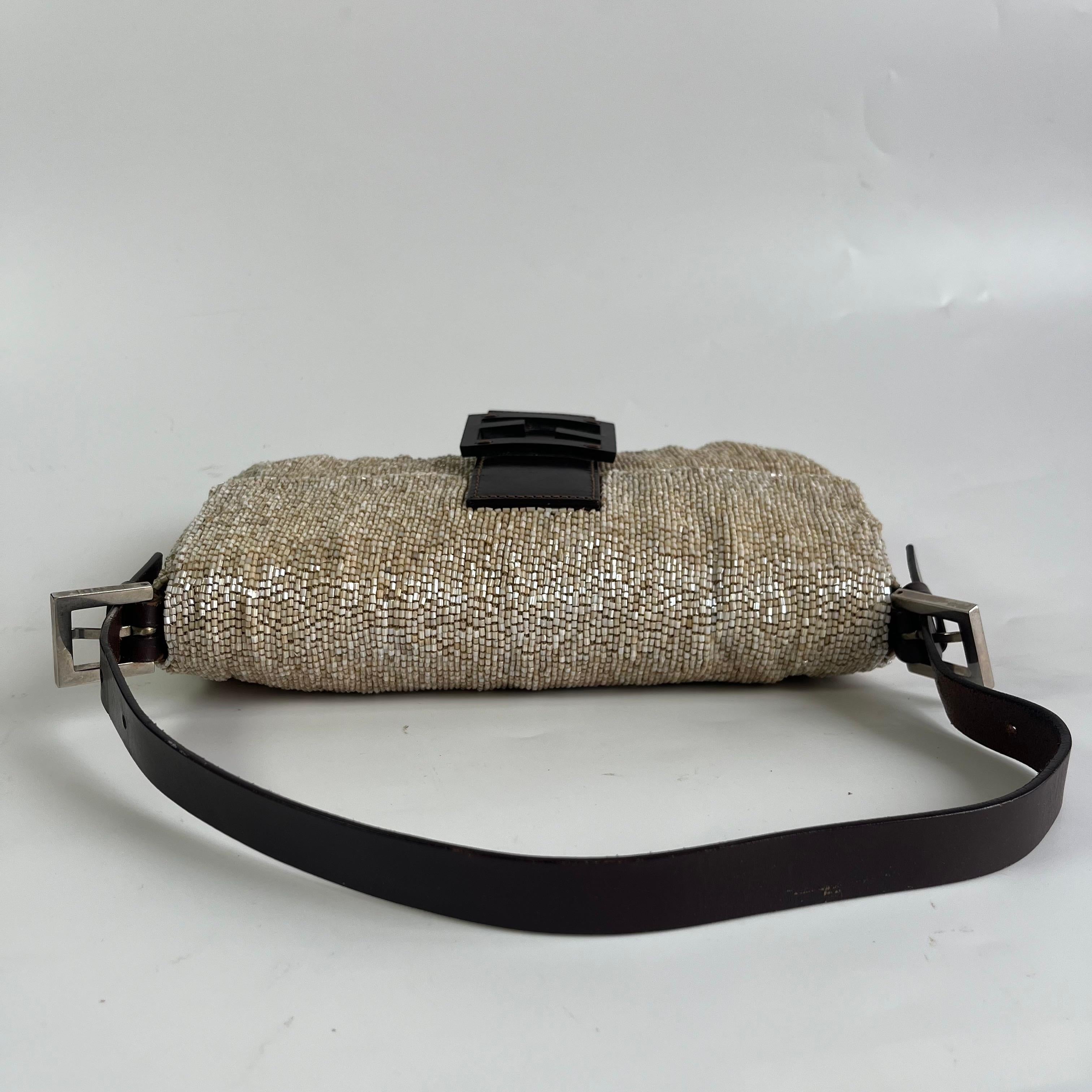 Beige Borsa a tracolla Baguette di Fendi con perline glitterate beige in vendita