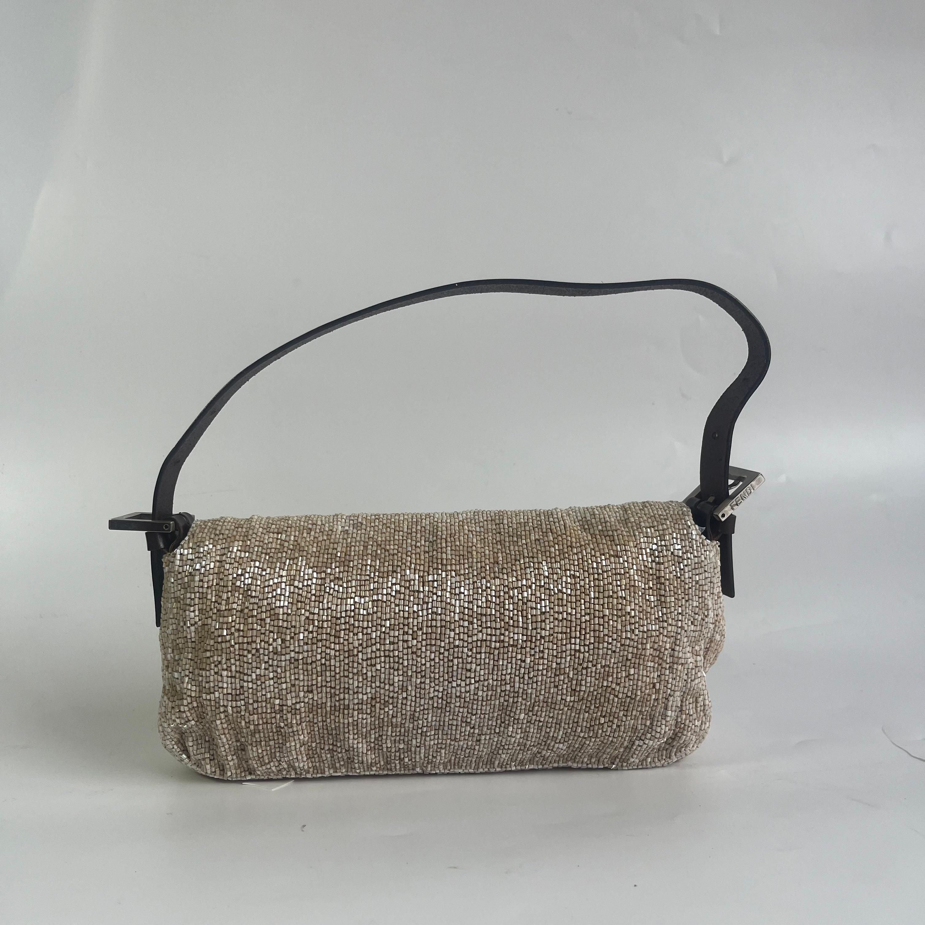 Borsa a tracolla Baguette di Fendi con perline glitterate beige In condizioni buone in vendita a AUBERVILLIERS, FR