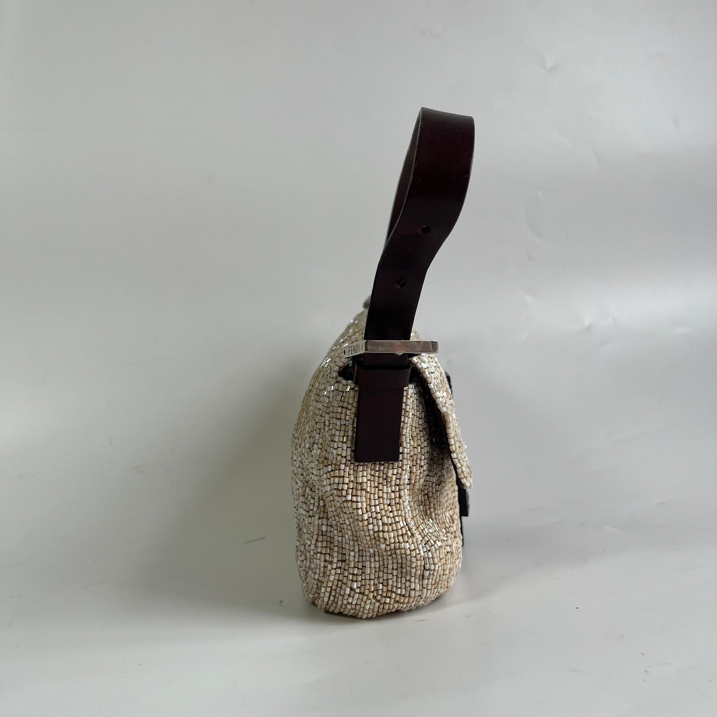 Donna Borsa a tracolla Baguette di Fendi con perline glitterate beige in vendita