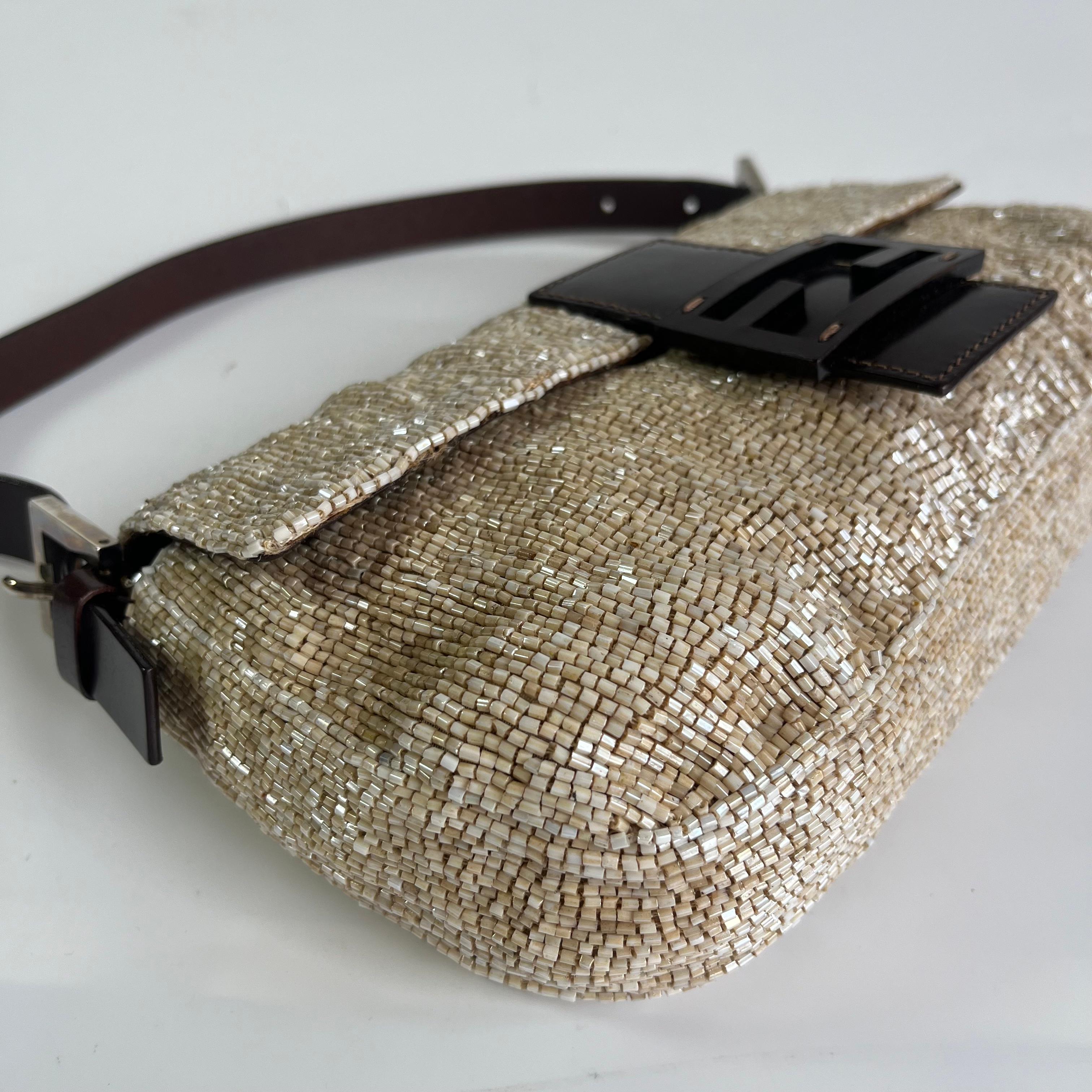 Borsa a tracolla Baguette di Fendi con perline glitterate beige in vendita 1