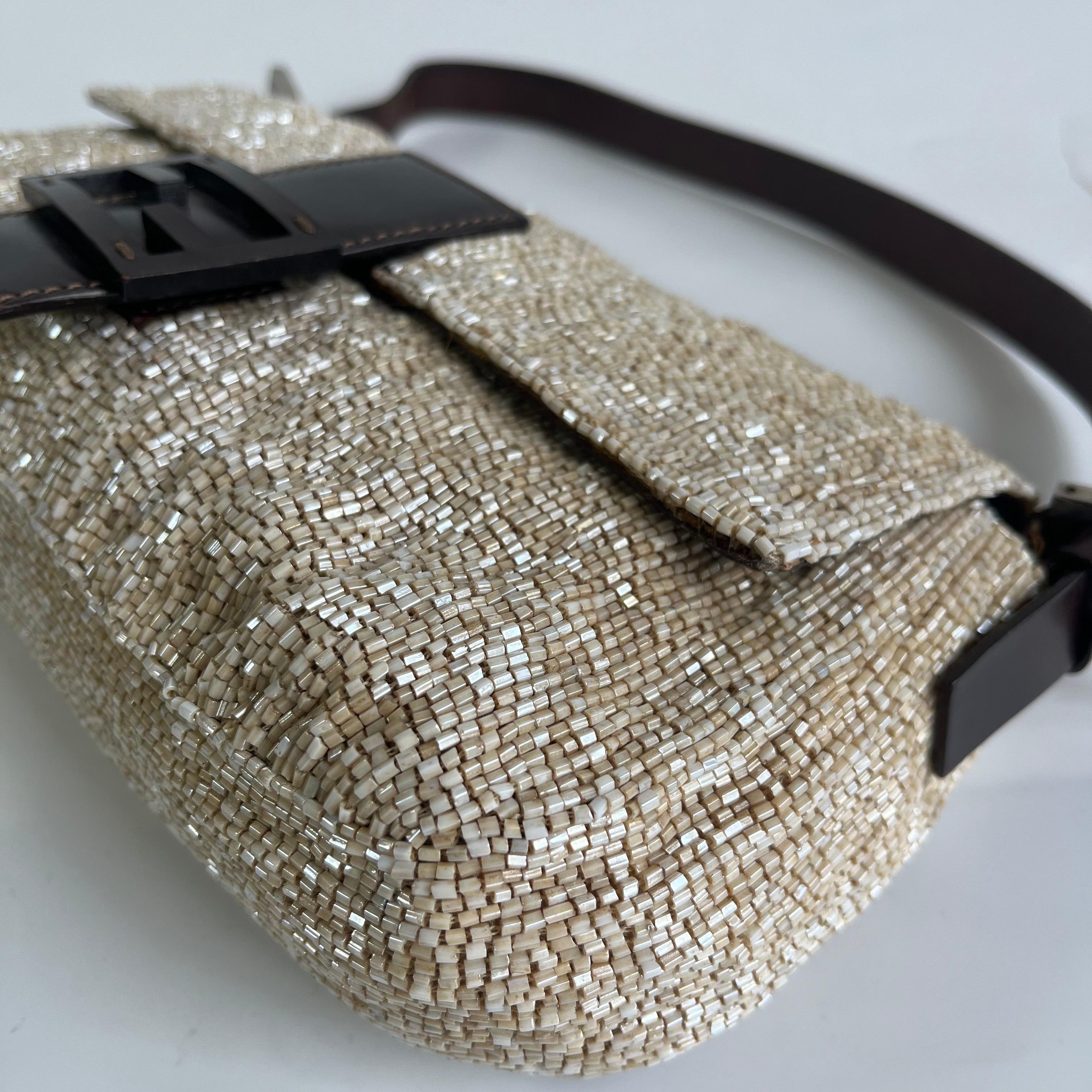 Borsa a tracolla Baguette di Fendi con perline glitterate beige in vendita 2