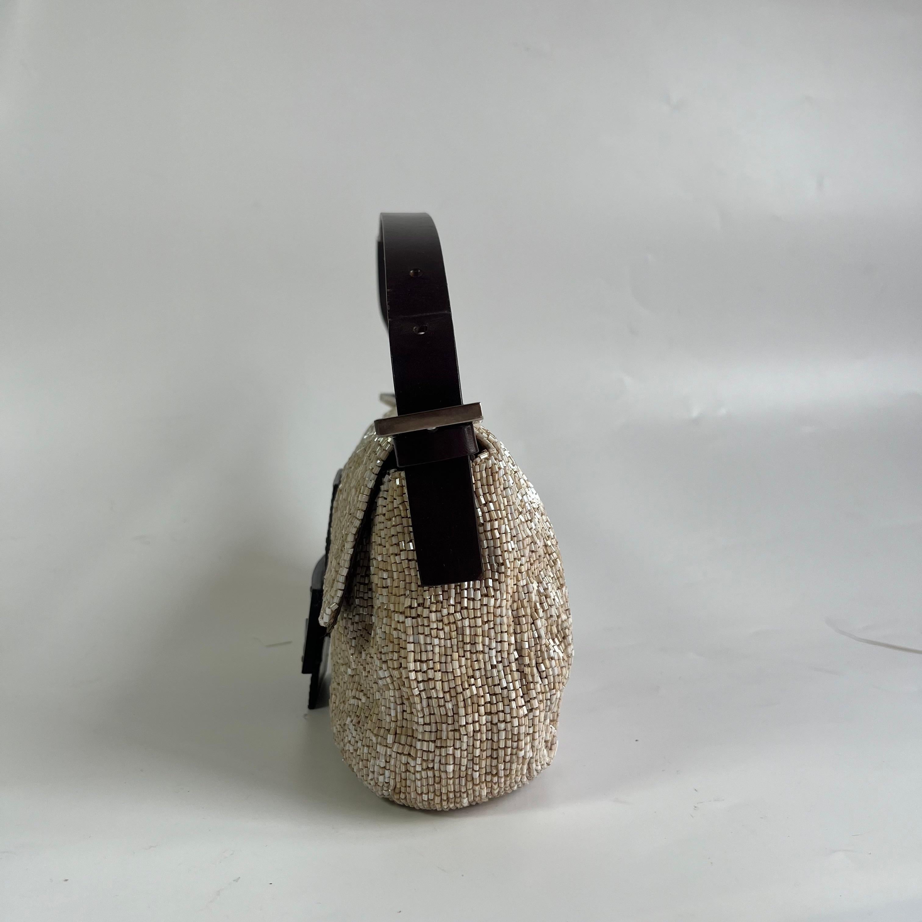 Borsa a tracolla Baguette di Fendi con perline glitterate beige in vendita 3