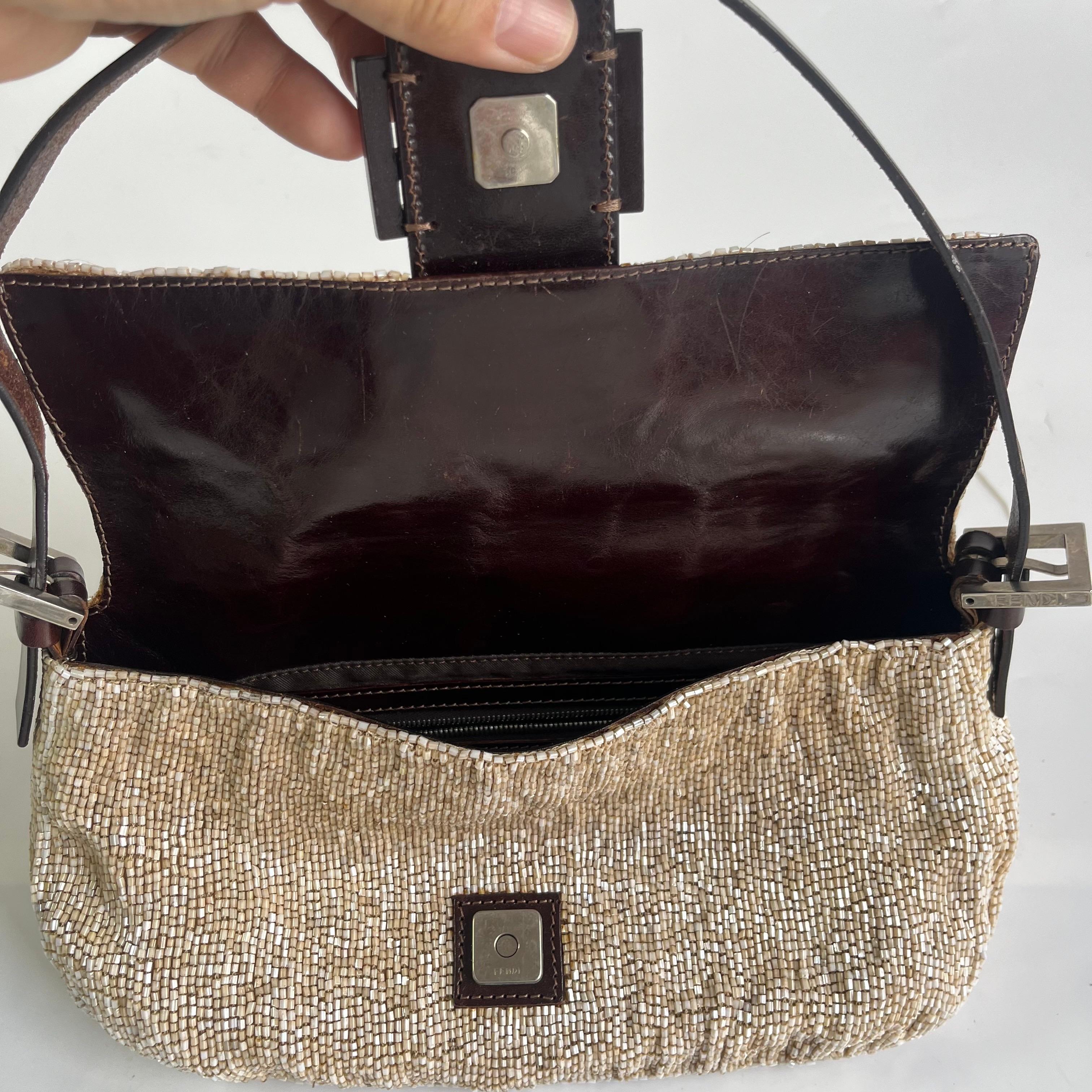 Borsa a tracolla Baguette di Fendi con perline glitterate beige in vendita 4