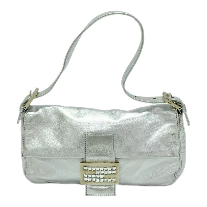 FENDI Baguette Silberne Lammleder Umhängetasche mit Kristallschnalle